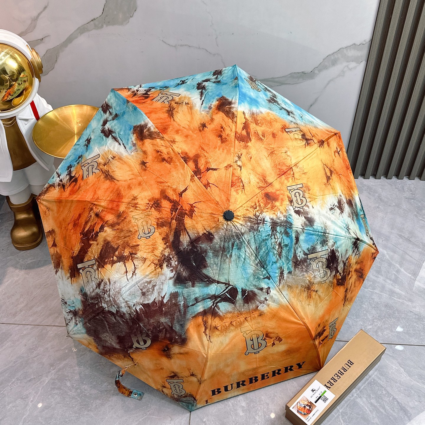  BURBERRY（巴宝莉）夏季新款 全自动折叠晴雨伞 
黑色涂层防晒有效阻隔紫外线99%，UPF>50