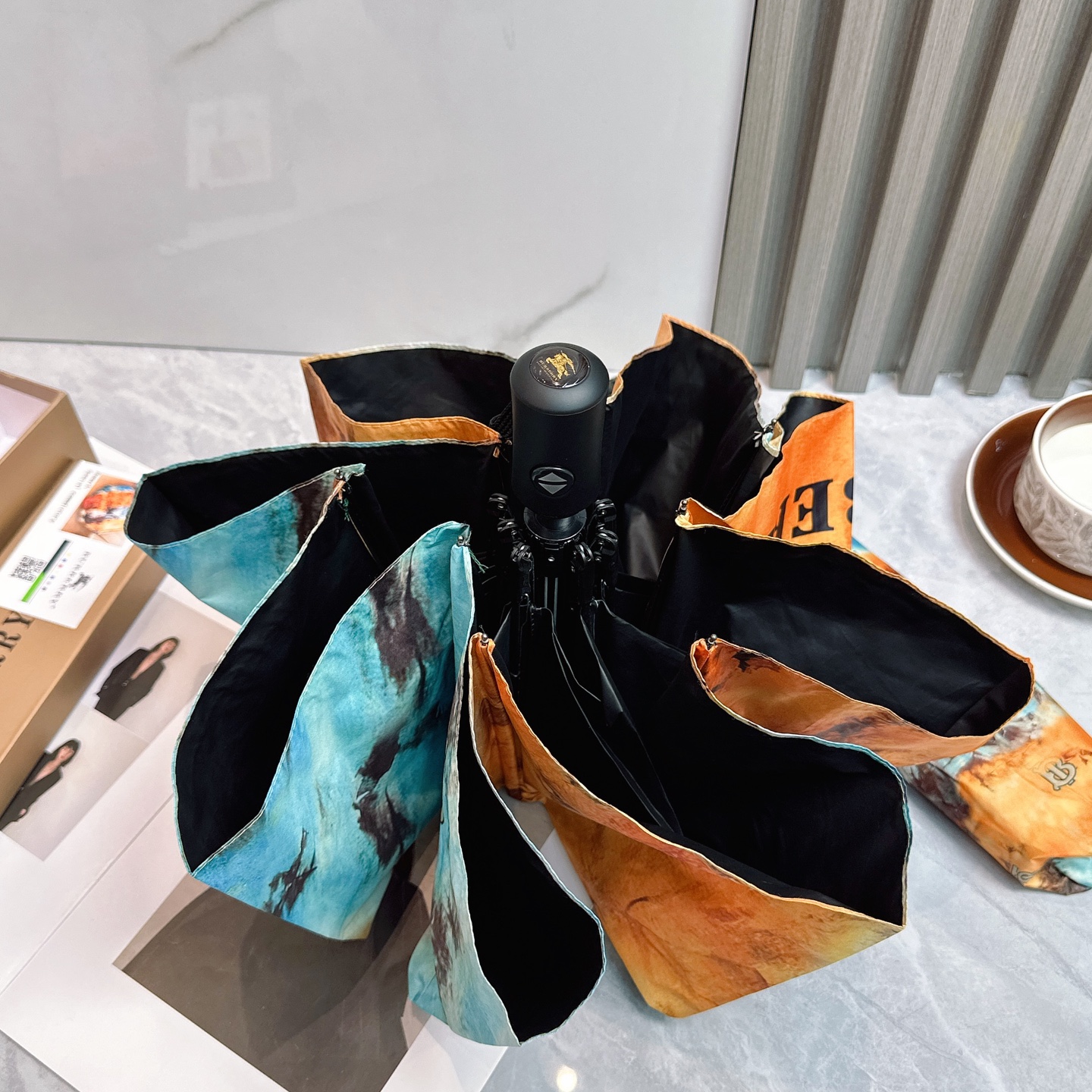  BURBERRY（巴宝莉）夏季新款 全自动折叠晴雨伞 
黑色涂层防晒有效阻隔紫外线99%，UPF>50