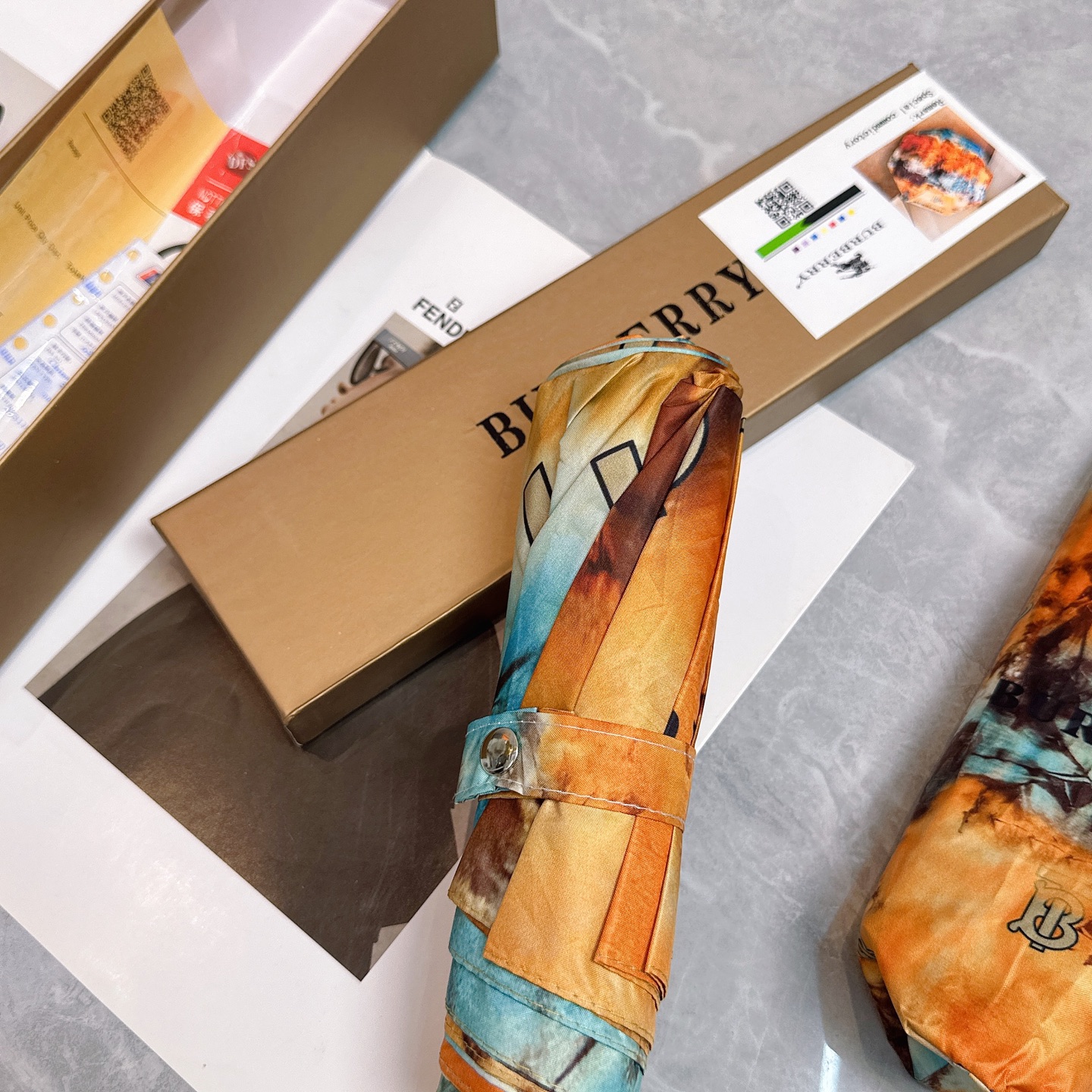  BURBERRY（巴宝莉）夏季新款 全自动折叠晴雨伞 
黑色涂层防晒有效阻隔紫外线99%，UPF>50