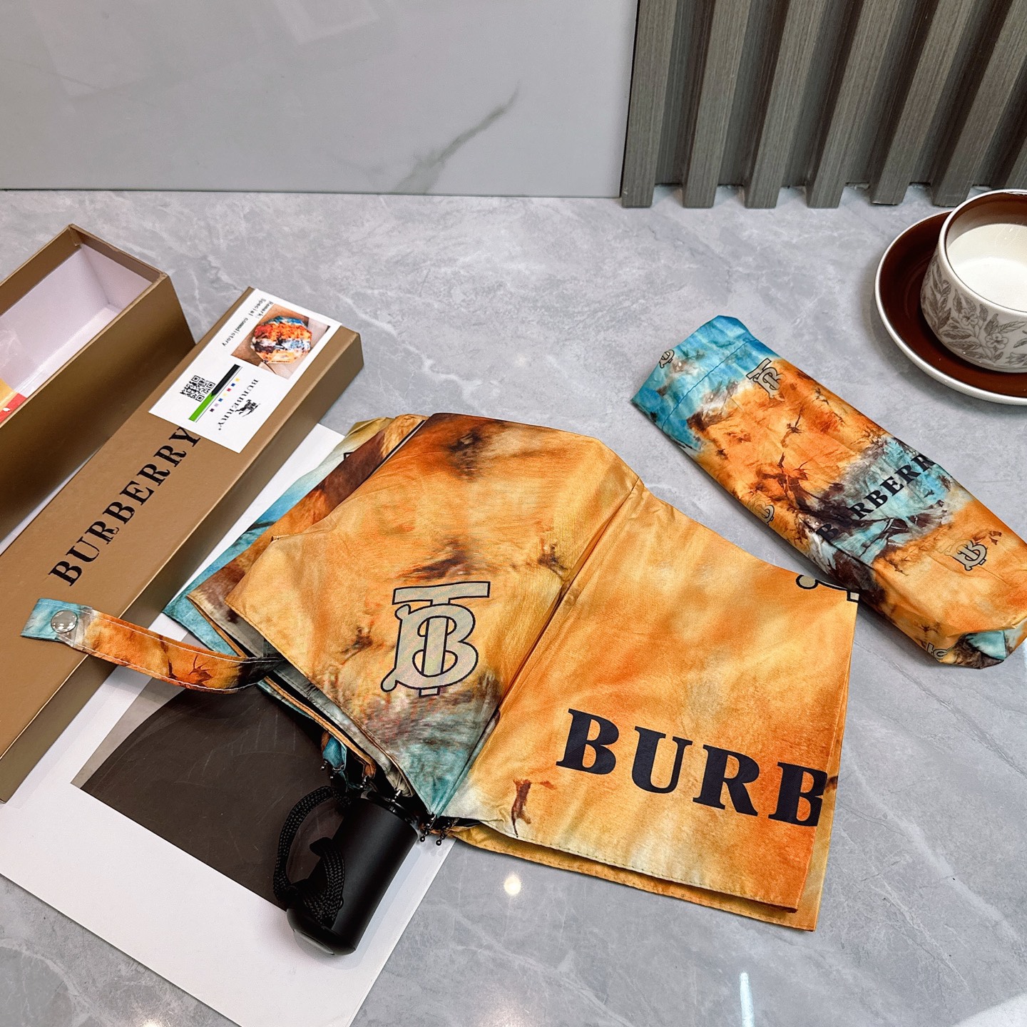  BURBERRY（巴宝莉）夏季新款 全自动折叠晴雨伞 
黑色涂层防晒有效阻隔紫外线99%，UPF>50