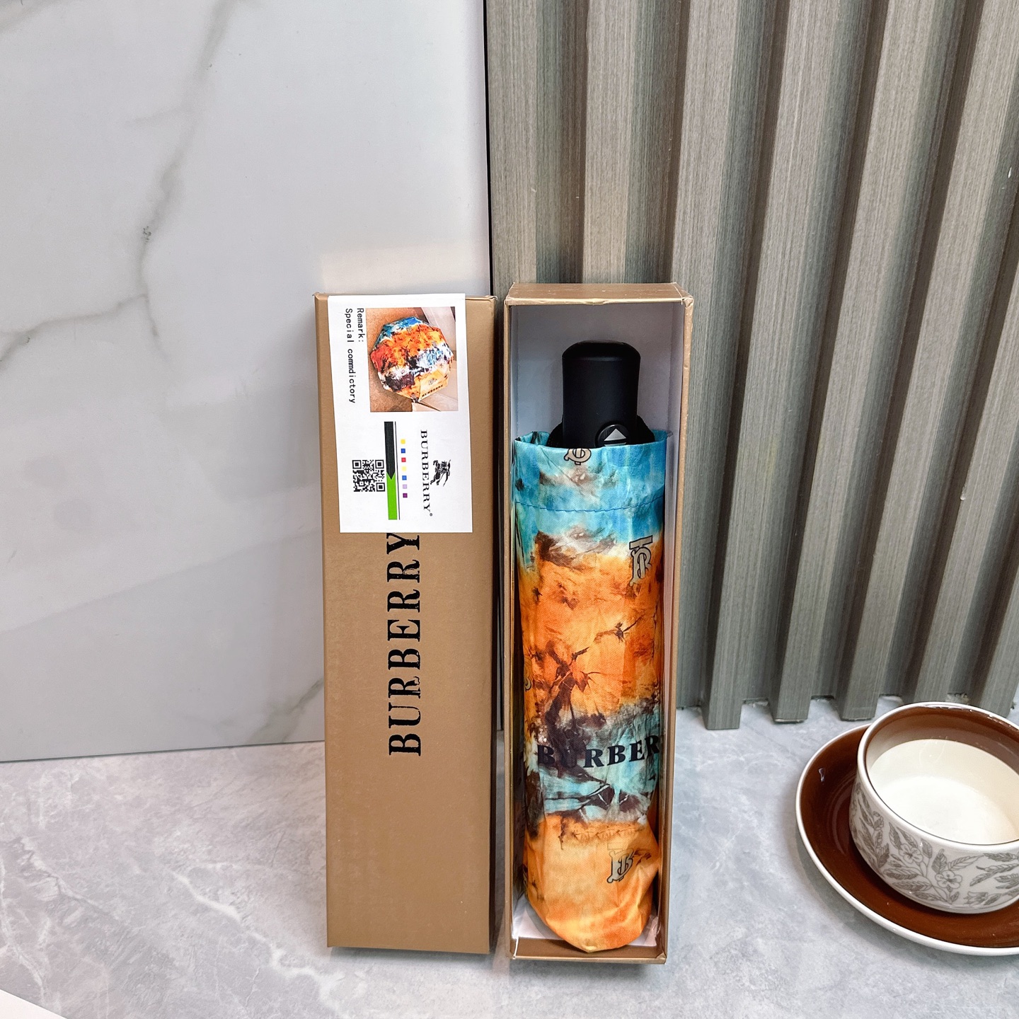  BURBERRY（巴宝莉）夏季新款 全自动折叠晴雨伞 
黑色涂层防晒有效阻隔紫外线99%，UPF>50