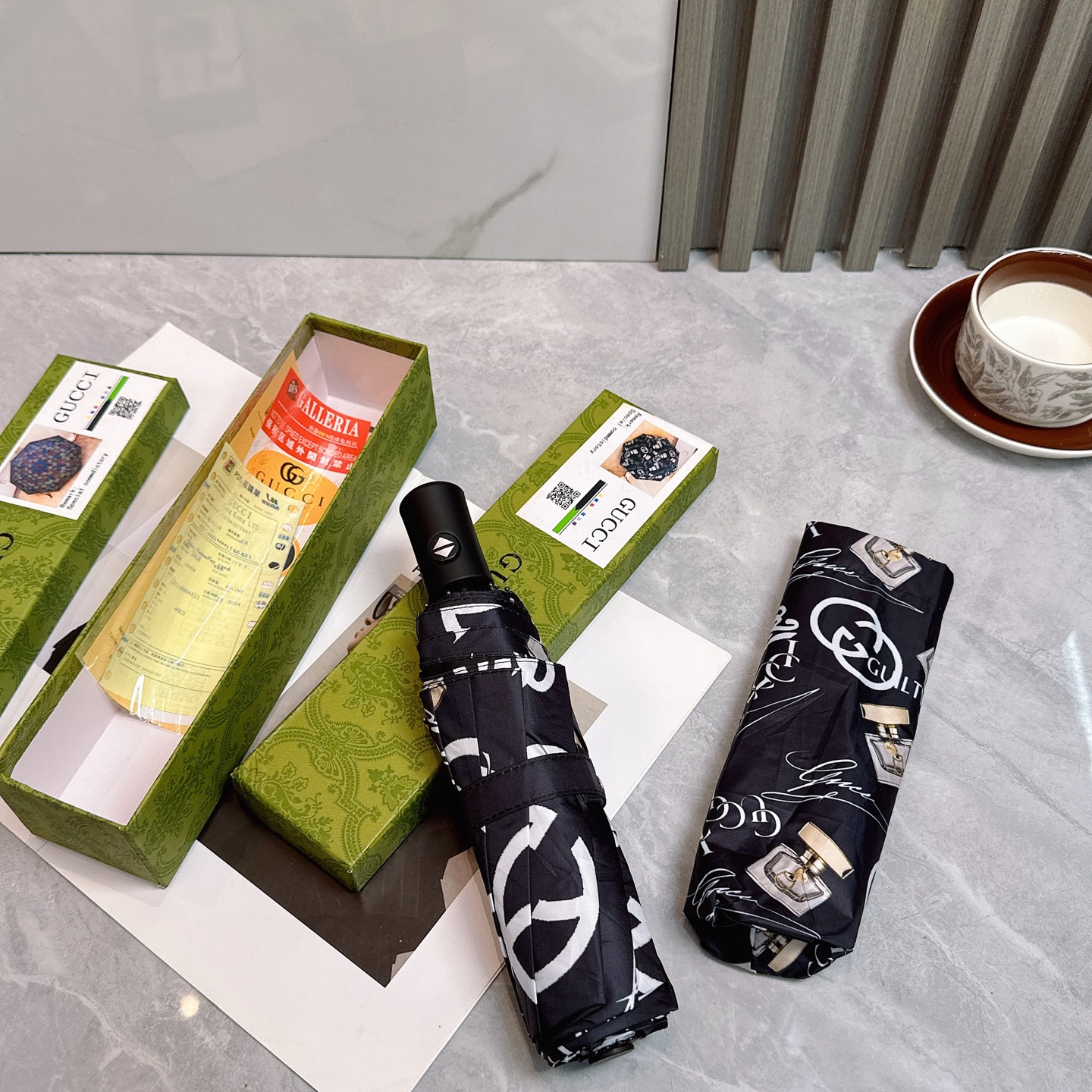   古驰Gucci 夏季新款 🔥🔥全自动折叠晴雨伞 
黑色涂层防晒有效阻隔紫外线99%，UPF>50 
