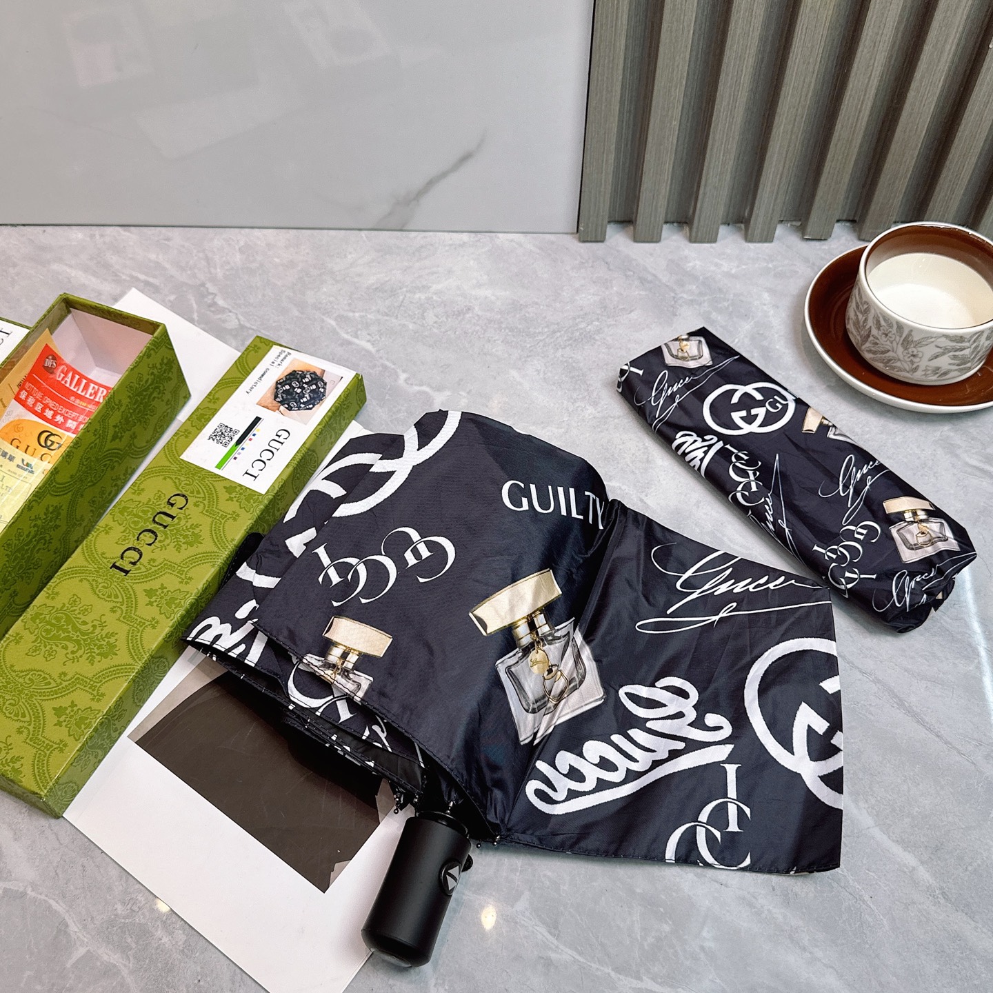   古驰Gucci 夏季新款 🔥🔥全自动折叠晴雨伞 
黑色涂层防晒有效阻隔紫外线99%，UPF>50 
