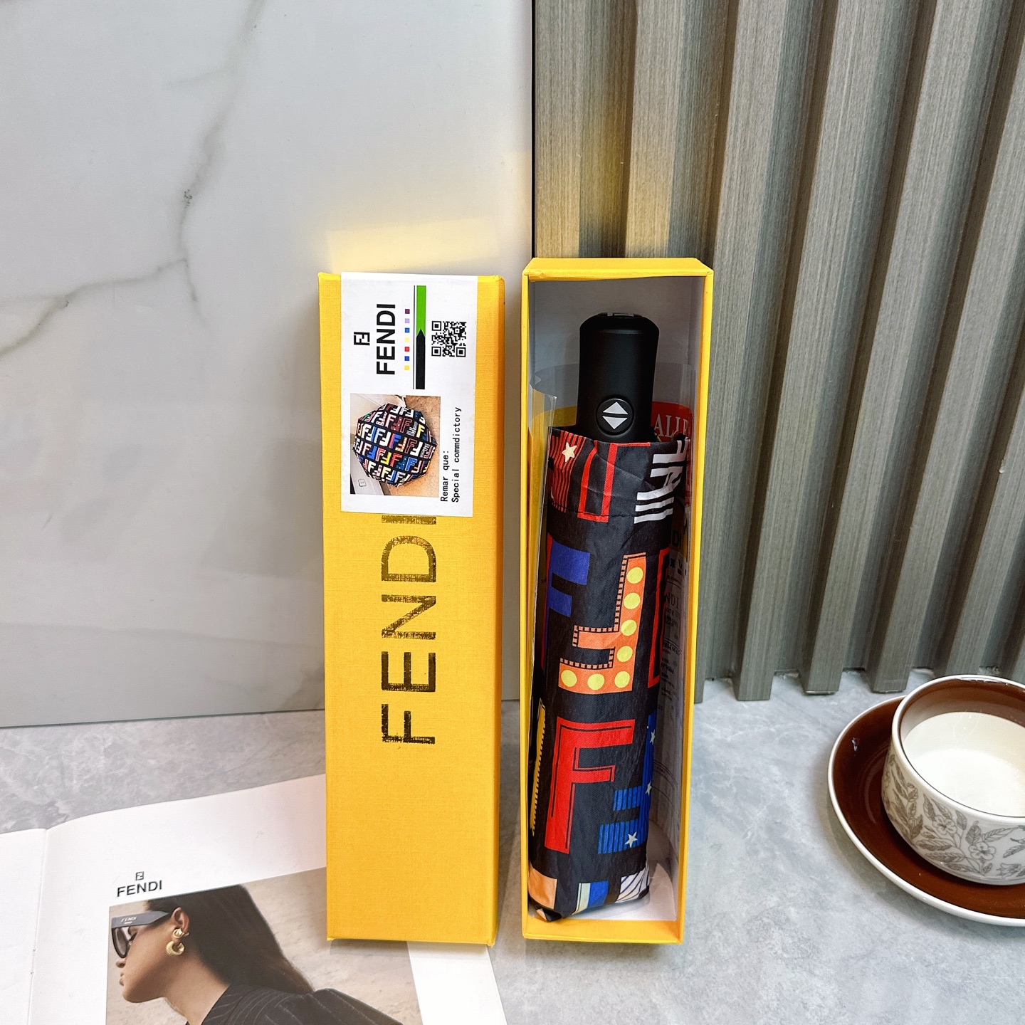  FENDI（芬迪）夏季新款 全自动折叠晴雨伞 
黑色涂层防晒有效阻隔紫外线99%，UPF>50 
所以