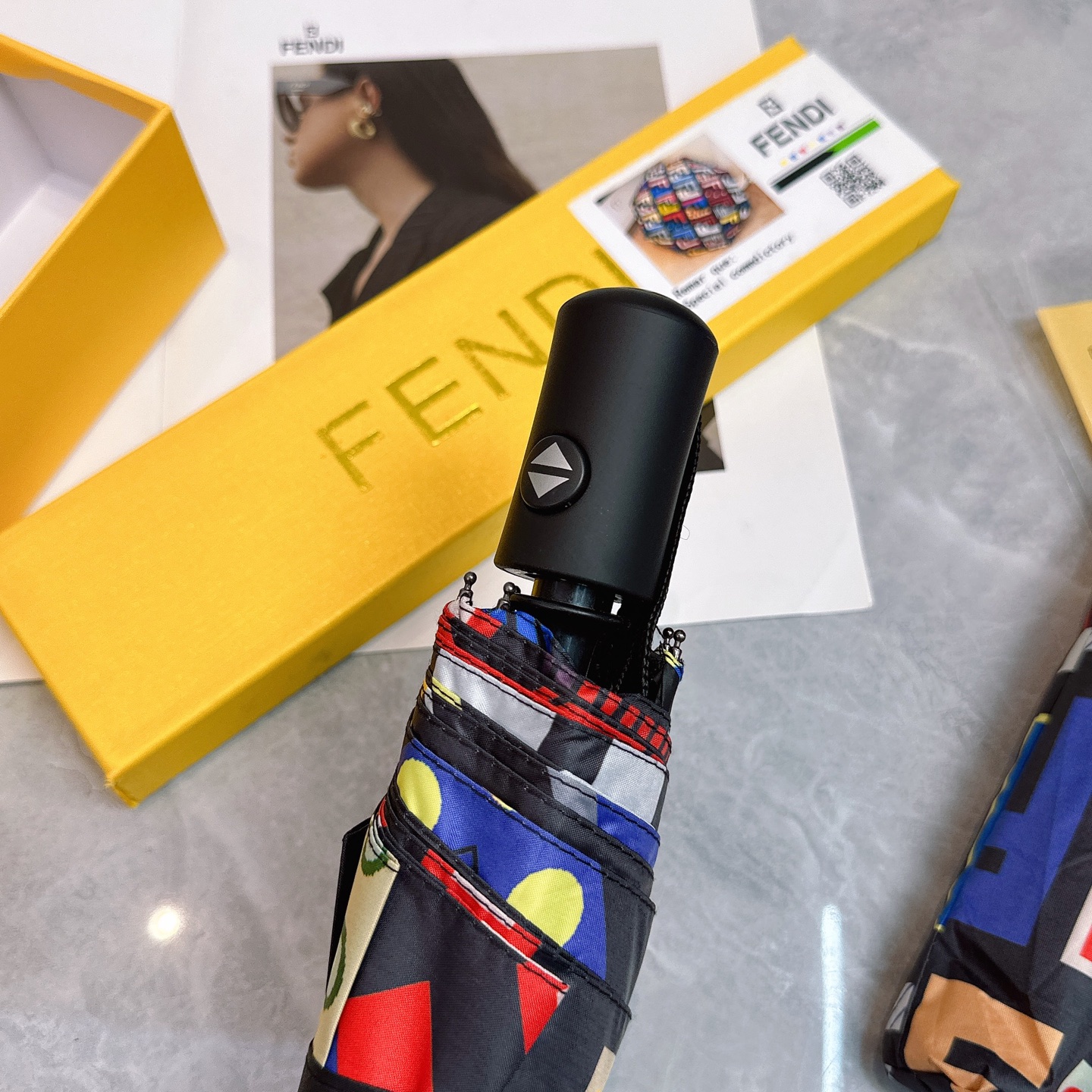  FENDI（芬迪）夏季新款 全自动折叠晴雨伞 
黑色涂层防晒有效阻隔紫外线99%，UPF>50 
所以