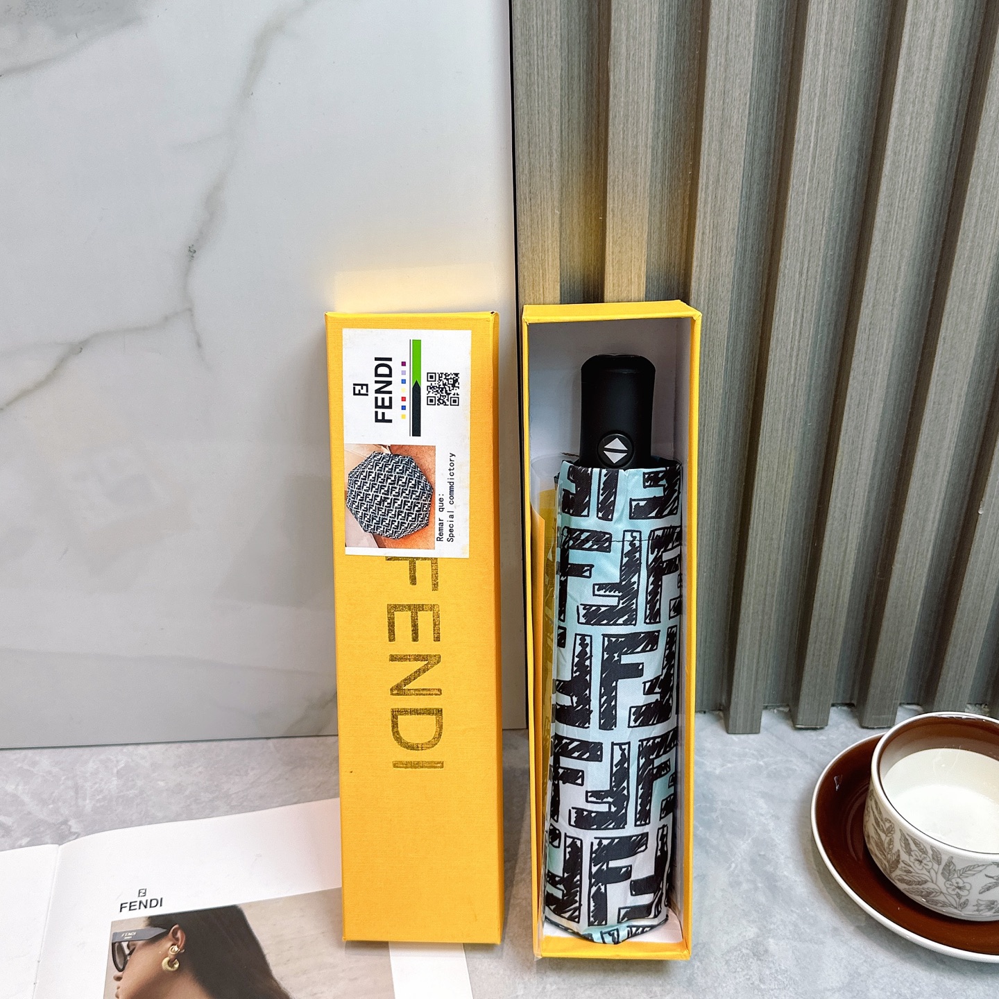  FENDI（芬迪）夏季新款 全自动折叠晴雨伞 
黑色涂层防晒有效阻隔紫外线99%，UPF>50 
所以