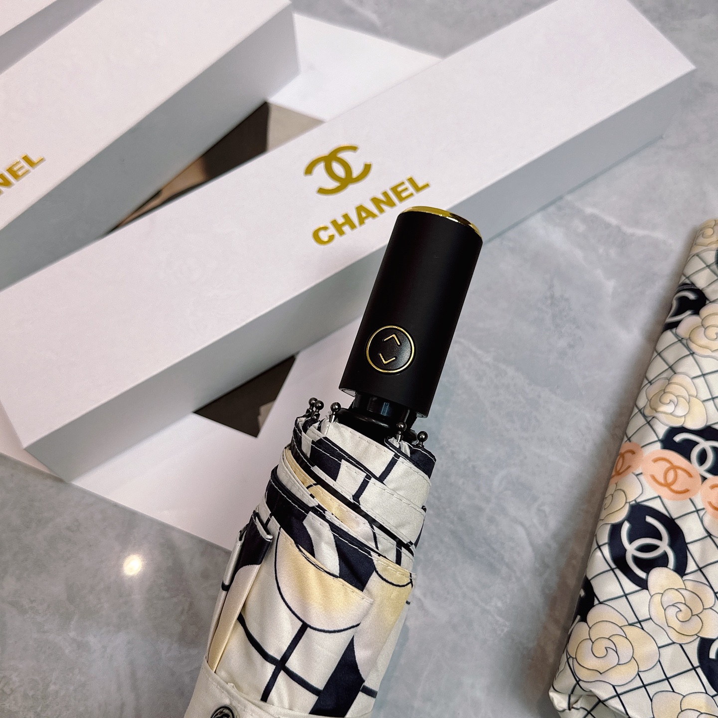  CHANEL（香奈儿）2025夏季新款 全自动折叠晴雨伞 
黑色涂层防晒有效阻隔紫外线99%，UPF>