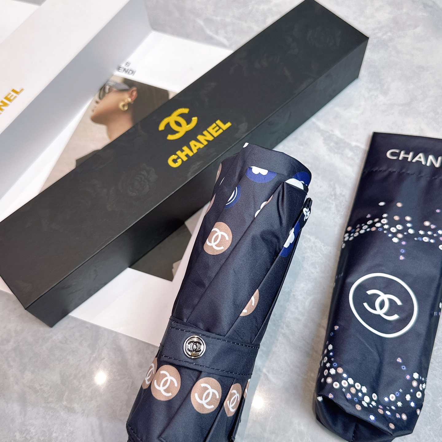  CHANEL（香奈儿）2025夏季新款 全自动折叠晴雨伞 
黑色涂层防晒有效阻隔紫外线99%，UPF>