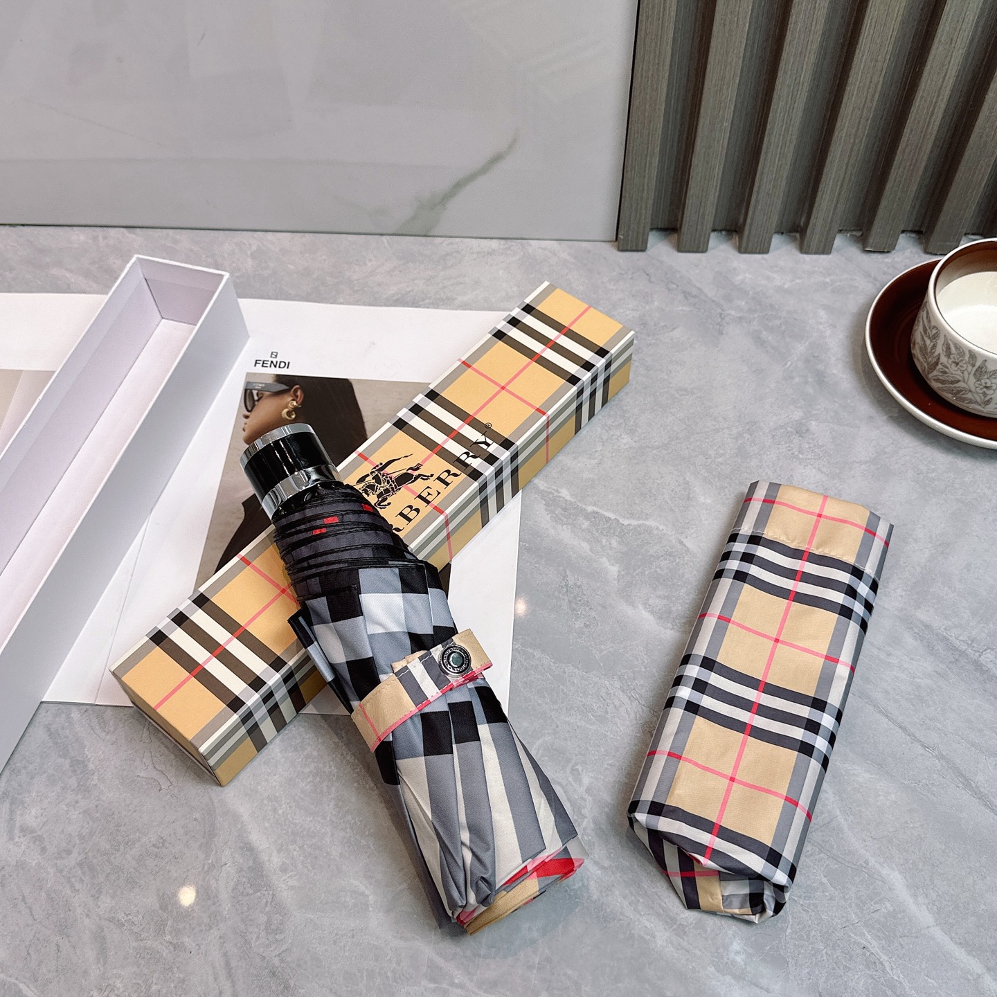  BURBERRY（巴宝莉）夏季新款 手动折叠晴雨伞 
黑色涂层防晒有效阻隔紫外线99%，UPF>50 
