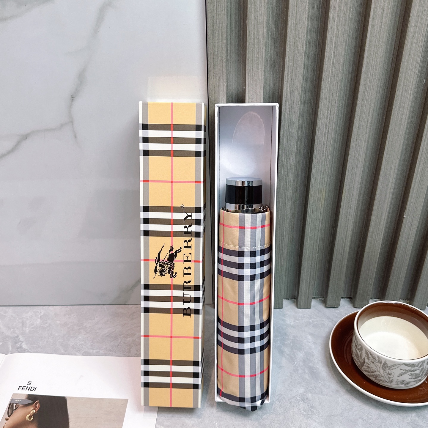  BURBERRY（巴宝莉）夏季新款 手动折叠晴雨伞 
黑色涂层防晒有效阻隔紫外线99%，UPF>50 