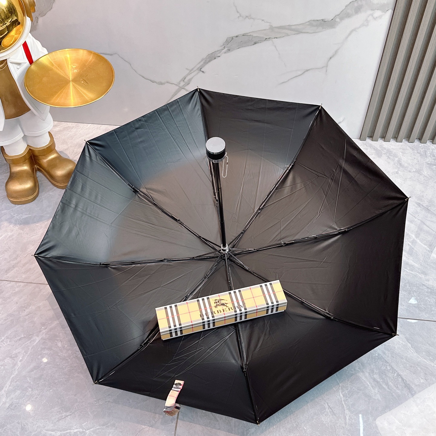  BURBERRY（巴宝莉）夏季新款 手动折叠晴雨伞 
黑色涂层防晒有效阻隔紫外线99%，UPF>50 