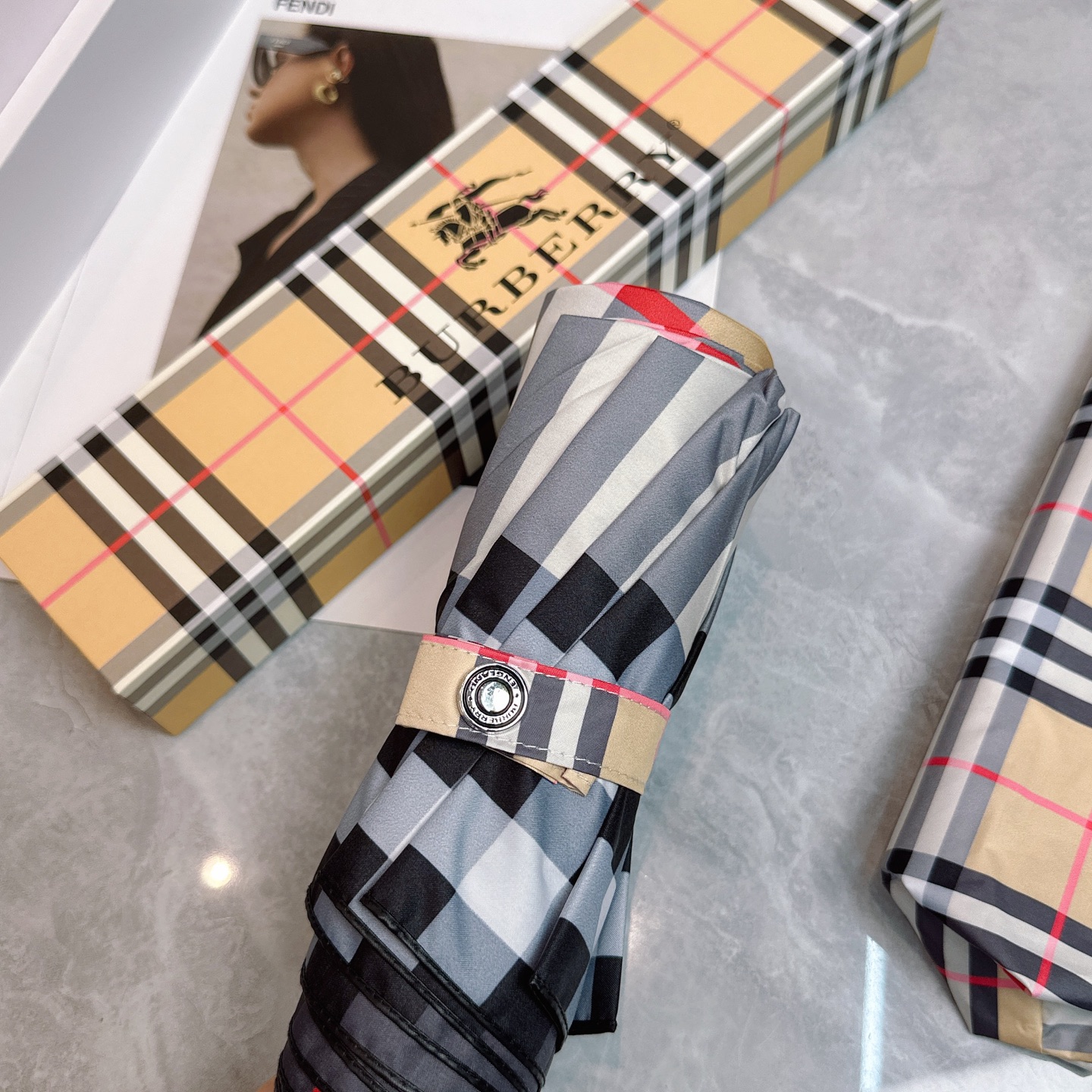  BURBERRY（巴宝莉）夏季新款 手动折叠晴雨伞 
黑色涂层防晒有效阻隔紫外线99%，UPF>50 