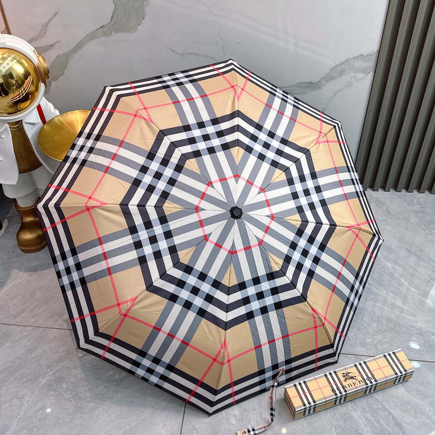  BURBERRY（巴宝莉）夏季新款 手动折叠晴雨伞 
黑色涂层防晒有效阻隔紫外线99%，UPF>50 