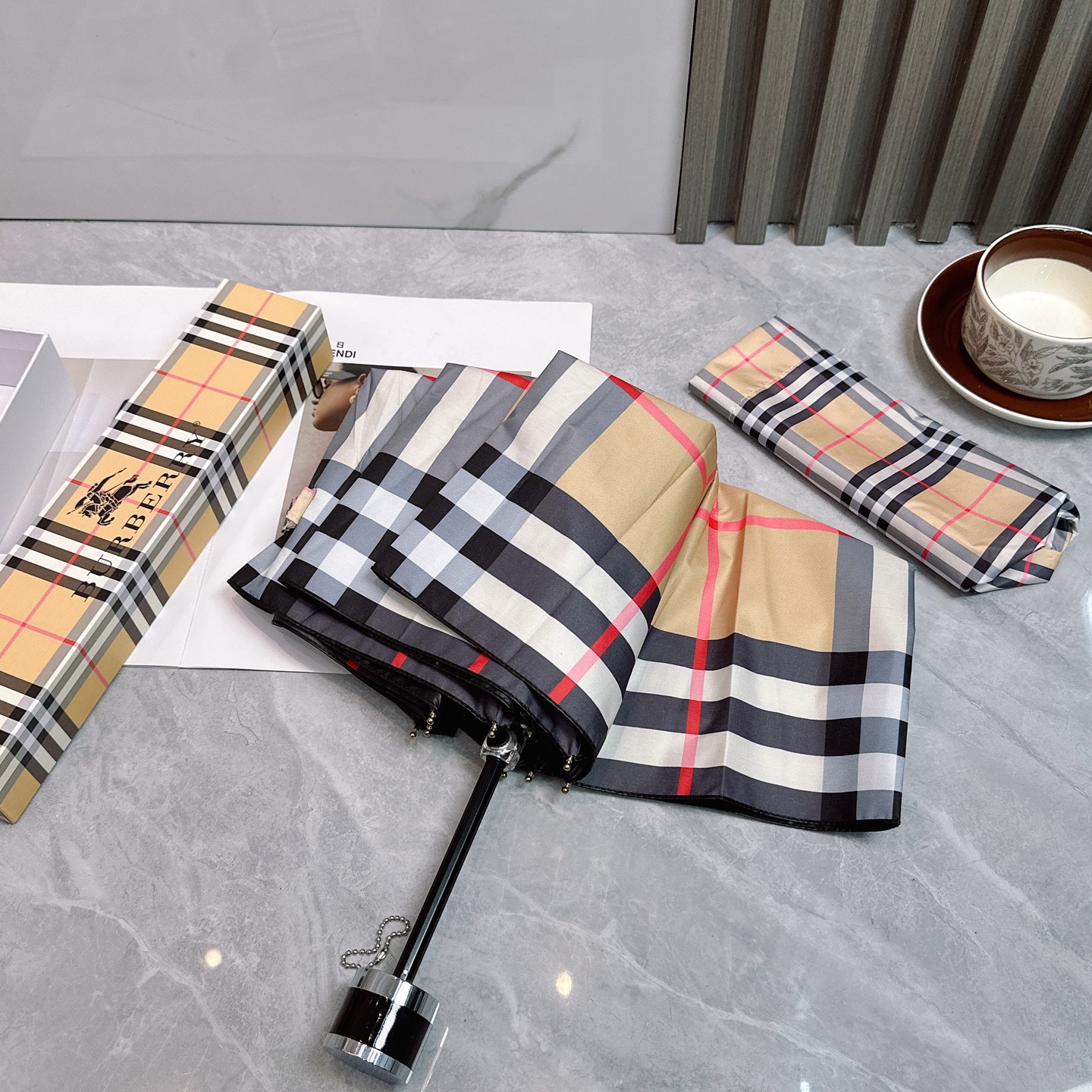  BURBERRY（巴宝莉）夏季新款 手动折叠晴雨伞 
黑色涂层防晒有效阻隔紫外线99%，UPF>50 