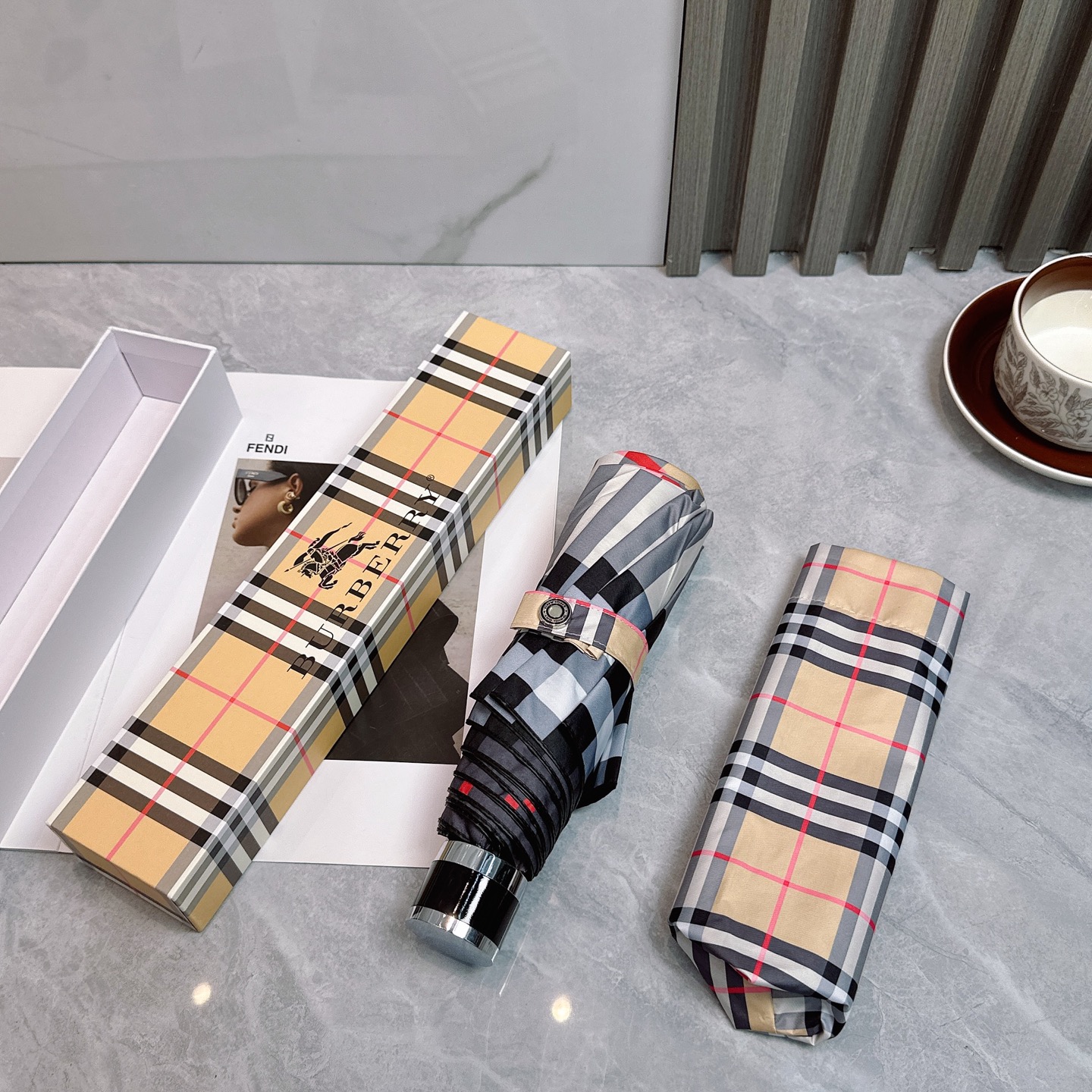  BURBERRY（巴宝莉）夏季新款 手动折叠晴雨伞 
黑色涂层防晒有效阻隔紫外线99%，UPF>50 
