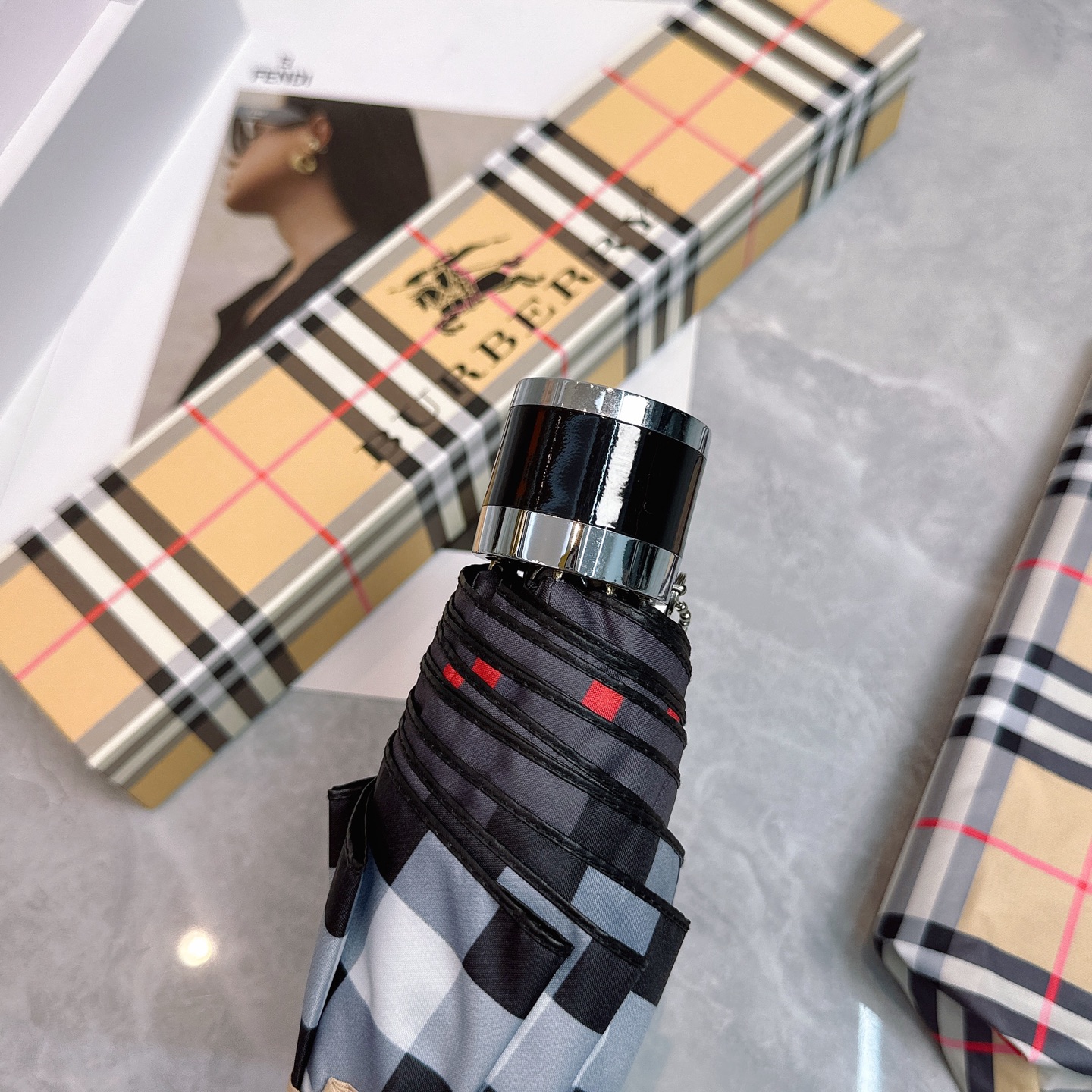  BURBERRY（巴宝莉）夏季新款 手动折叠晴雨伞 
黑色涂层防晒有效阻隔紫外线99%，UPF>50 