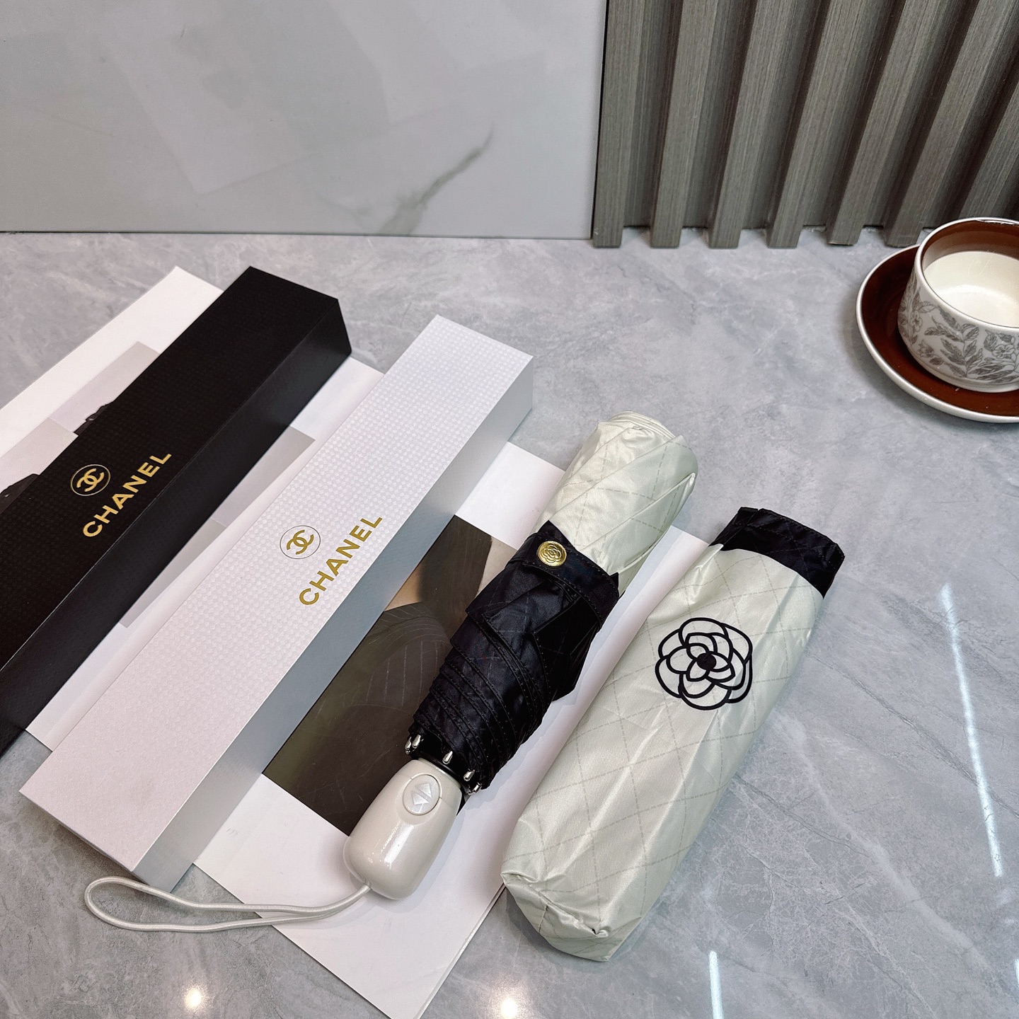  CHANEL（香奈儿）夏季新款 全自动折叠晴雨伞 
黑色涂层防晒有效阻隔紫外线99%，UPF>50 
