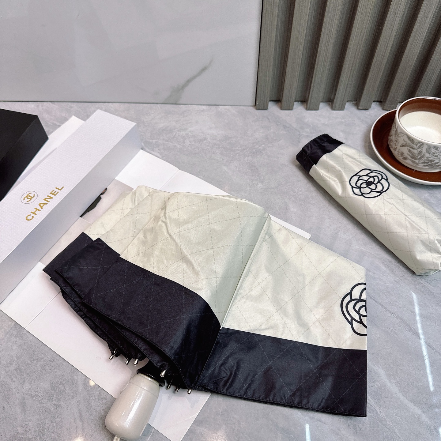 CHANEL（香奈儿）夏季新款 全自动折叠晴雨伞 
黑色涂层防晒有效阻隔紫外线99%，UPF>50 
