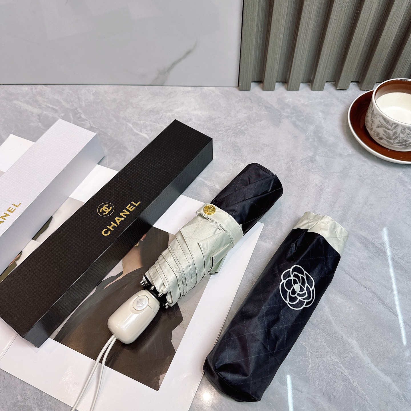  CHANEL（香奈儿）夏季新款 全自动折叠晴雨伞 
黑色涂层防晒有效阻隔紫外线99%，UPF>50 

