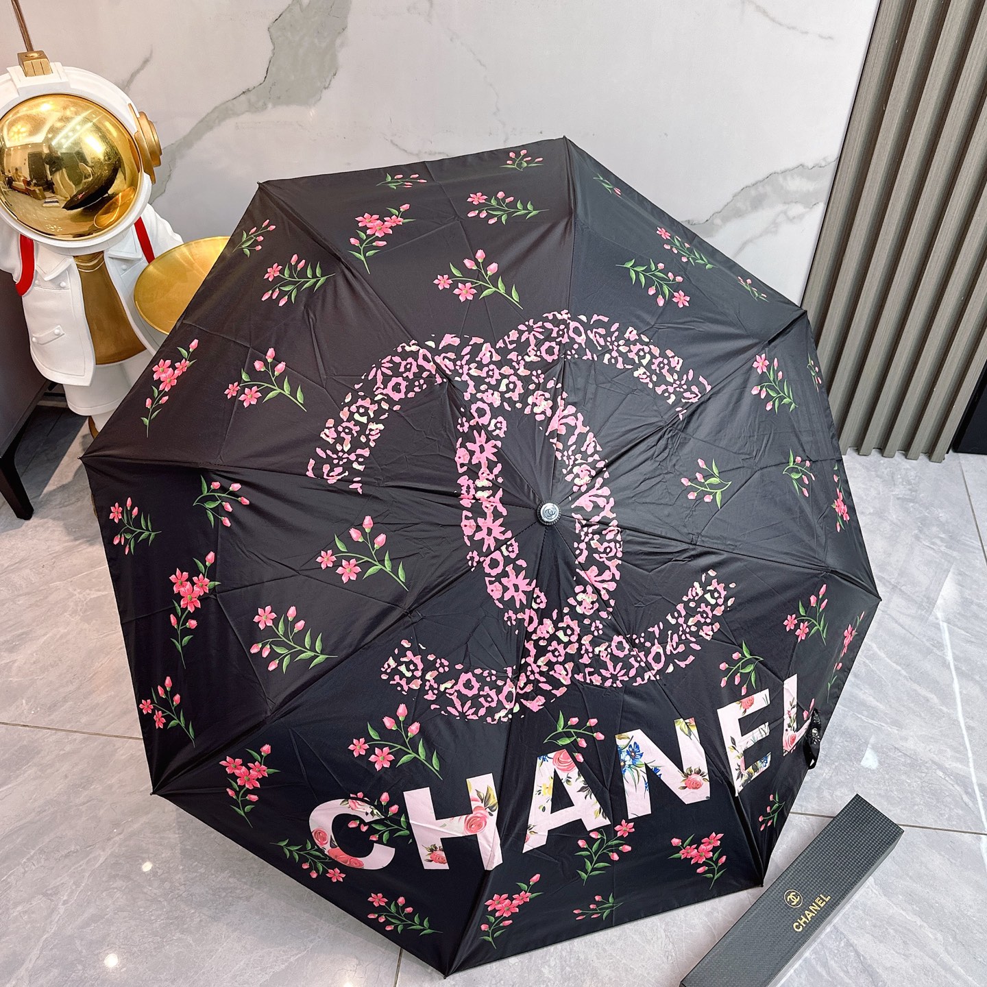  CHANEL（香奈儿）夏季新款 全自动折叠晴雨伞 
黑色涂层防晒有效阻隔紫外线99%，UPF>50 
