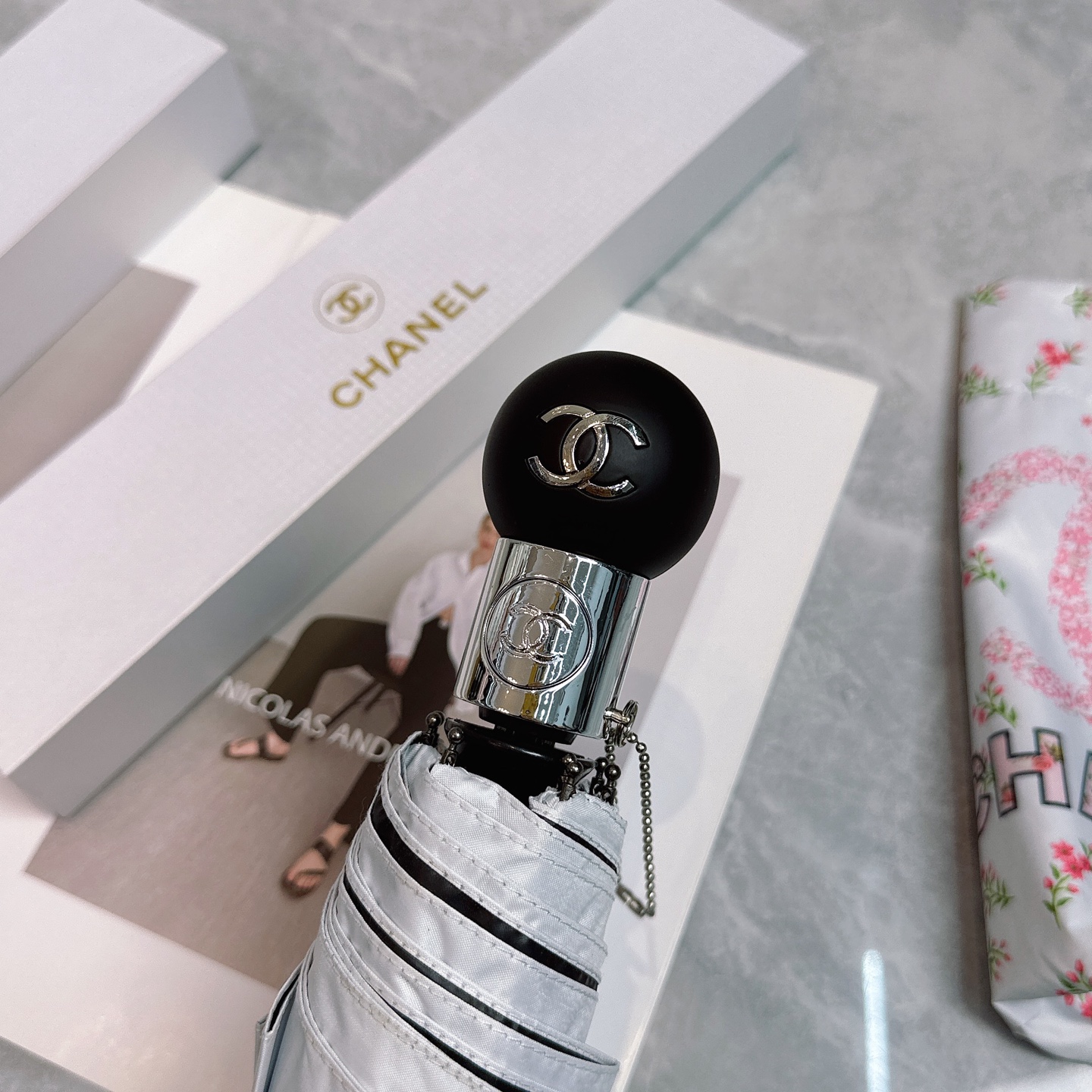  CHANEL（香奈儿）夏季新款 全自动折叠晴雨伞 
黑色涂层防晒有效阻隔紫外线99%，UPF>50 
