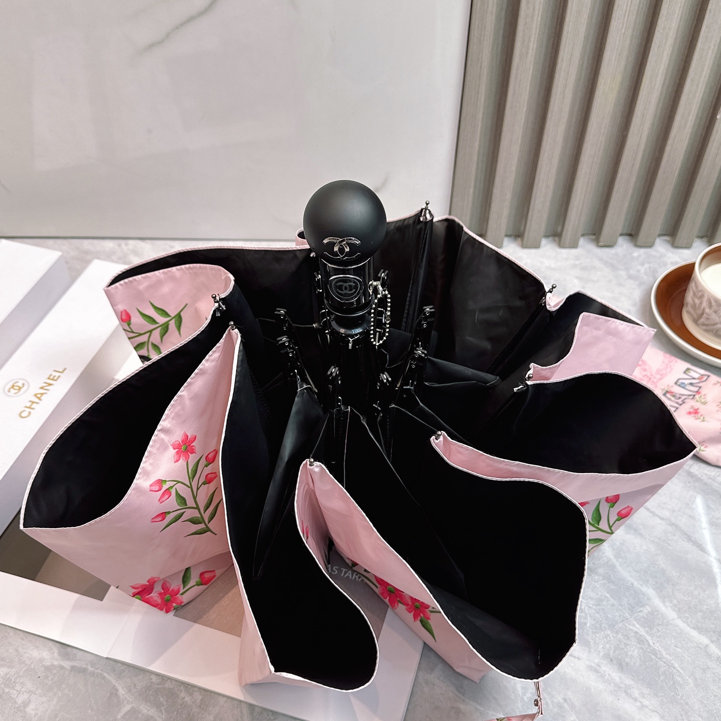  CHANEL（香奈儿）夏季新款 全自动折叠晴雨伞 
黑色涂层防晒有效阻隔紫外线99%，UPF>50 
