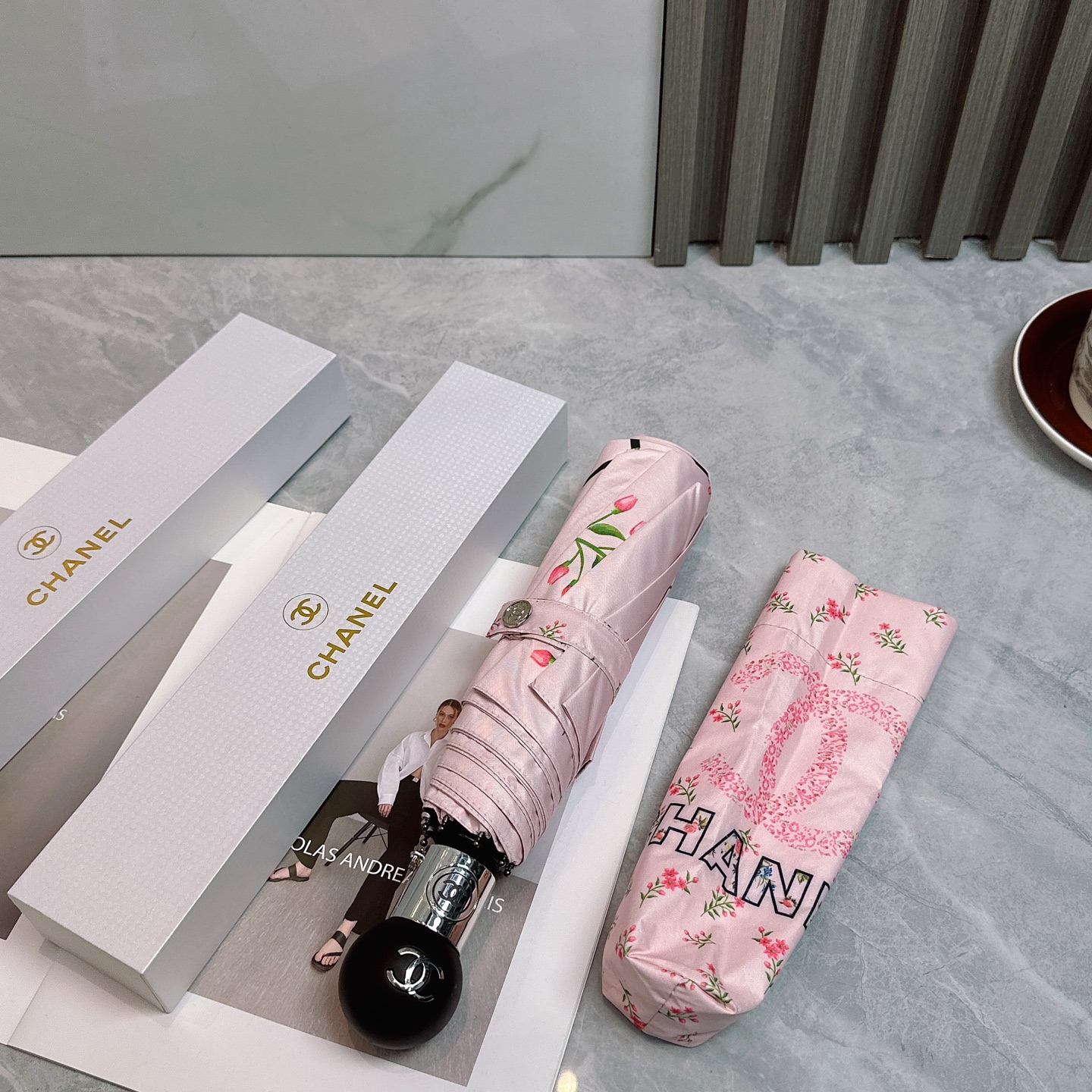  CHANEL（香奈儿）夏季新款 全自动折叠晴雨伞 
黑色涂层防晒有效阻隔紫外线99%，UPF>50 
