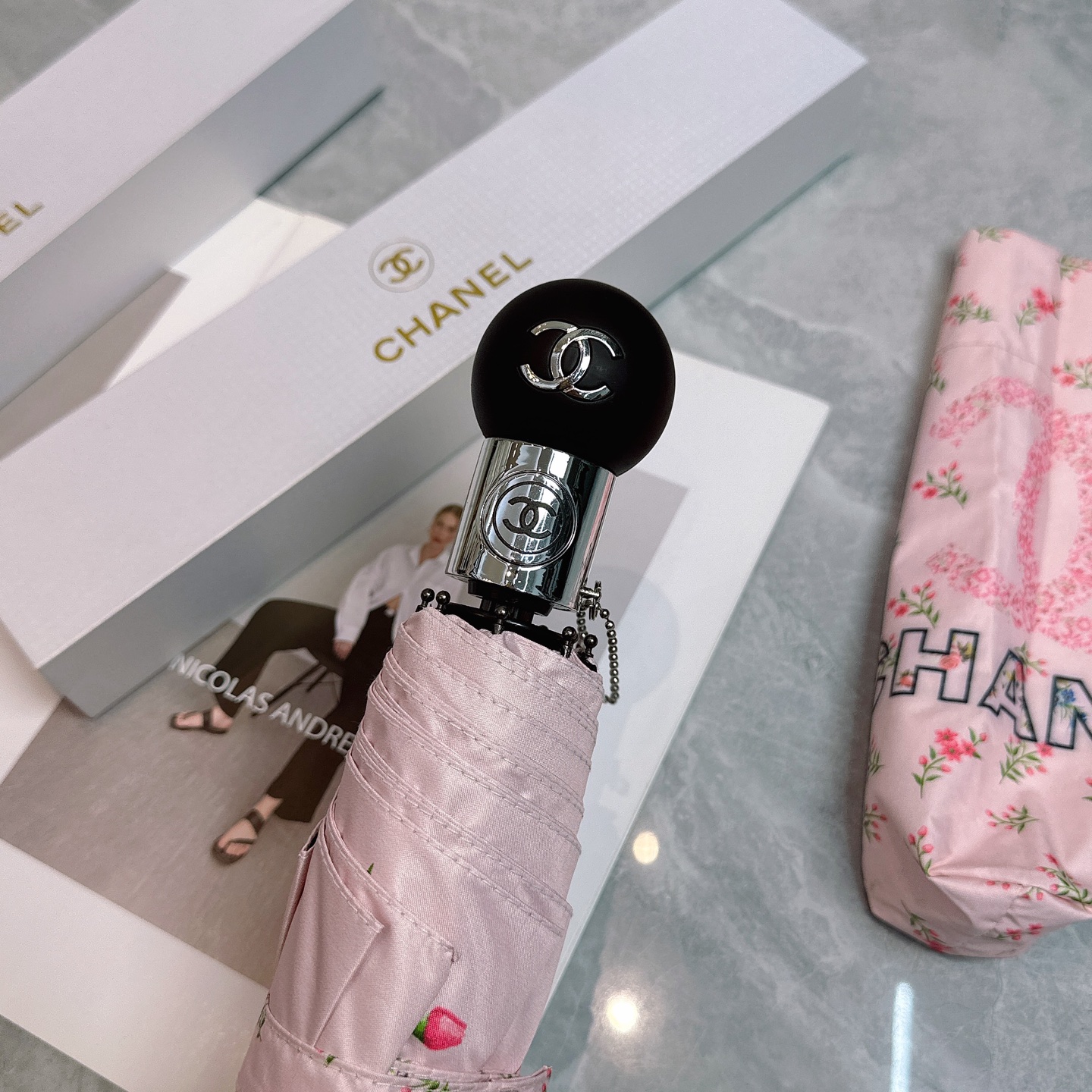  CHANEL（香奈儿）夏季新款 全自动折叠晴雨伞 
黑色涂层防晒有效阻隔紫外线99%，UPF>50 
