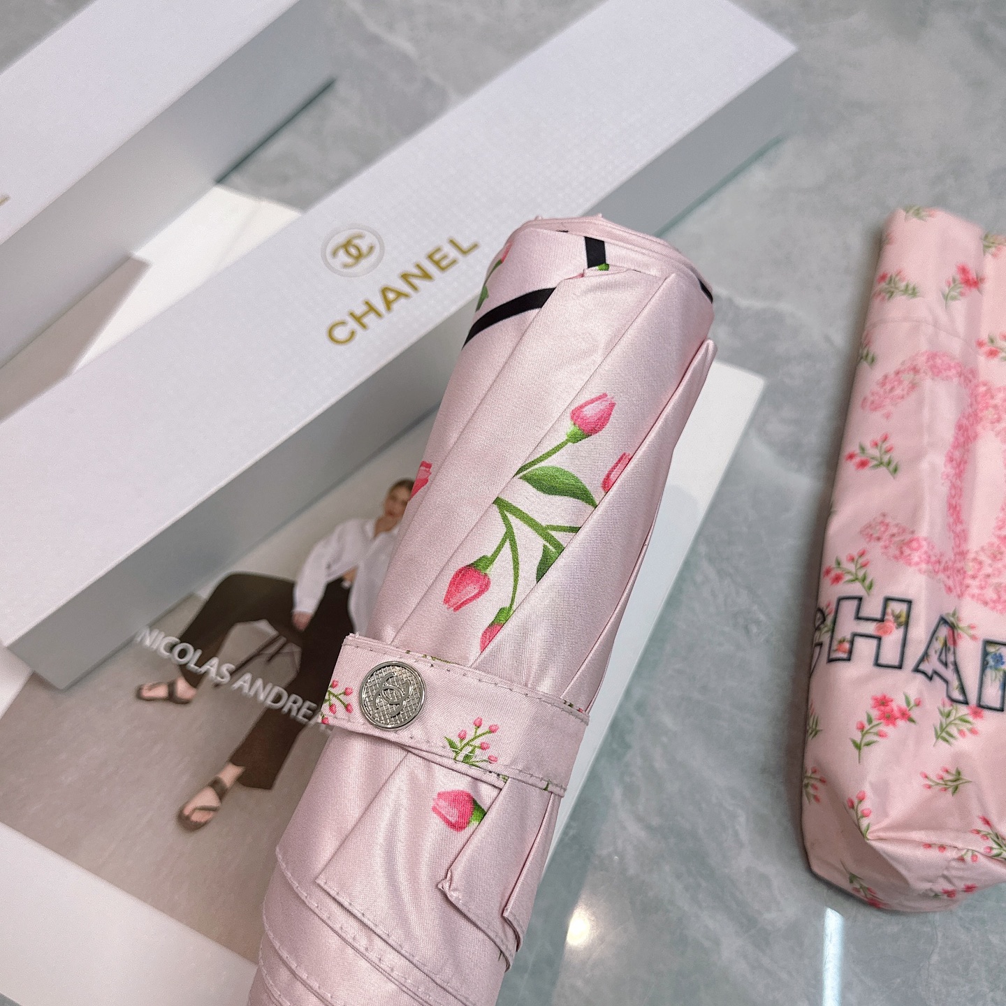  CHANEL（香奈儿）夏季新款 全自动折叠晴雨伞 
黑色涂层防晒有效阻隔紫外线99%，UPF>50 
