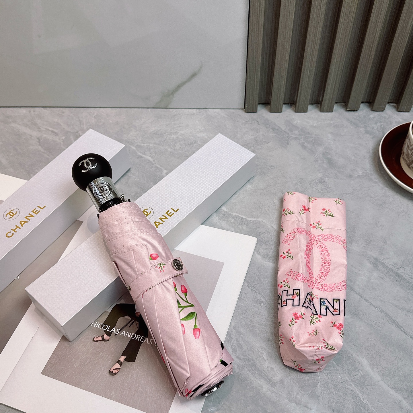  CHANEL（香奈儿）夏季新款 全自动折叠晴雨伞 
黑色涂层防晒有效阻隔紫外线99%，UPF>50 
