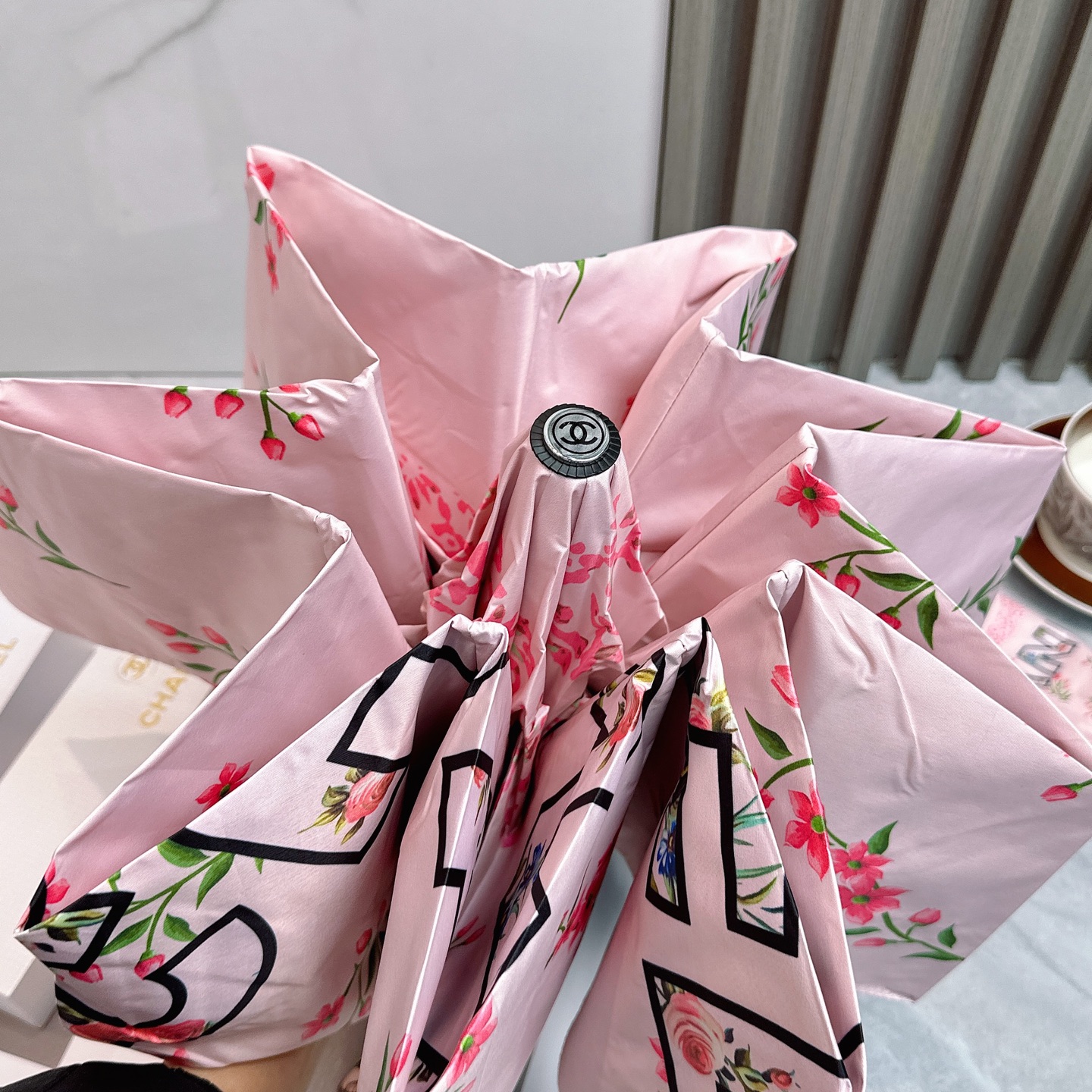  CHANEL（香奈儿）夏季新款 全自动折叠晴雨伞 
黑色涂层防晒有效阻隔紫外线99%，UPF>50 
