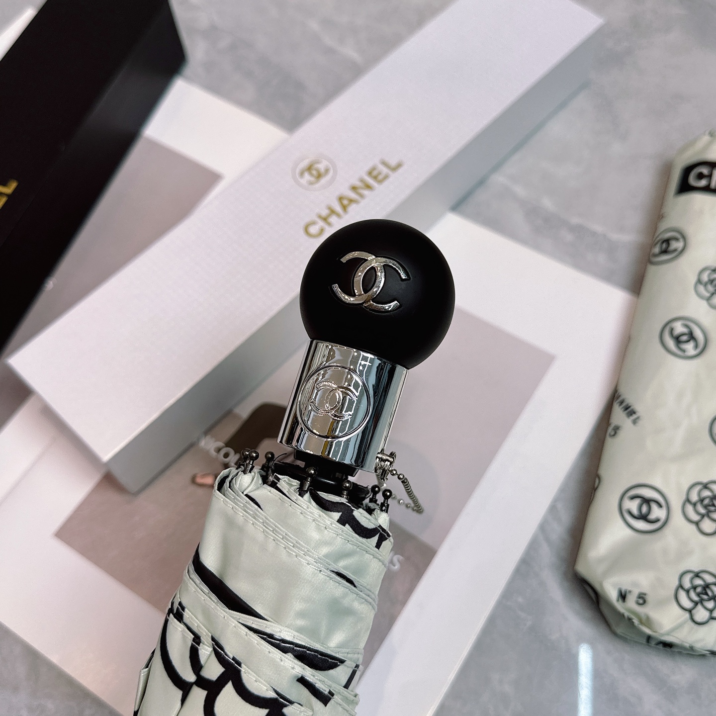  CHANEL（香奈儿）夏季新款 全自动折叠晴雨伞 
黑色涂层防晒有效阻隔紫外线99%，UPF>50 
