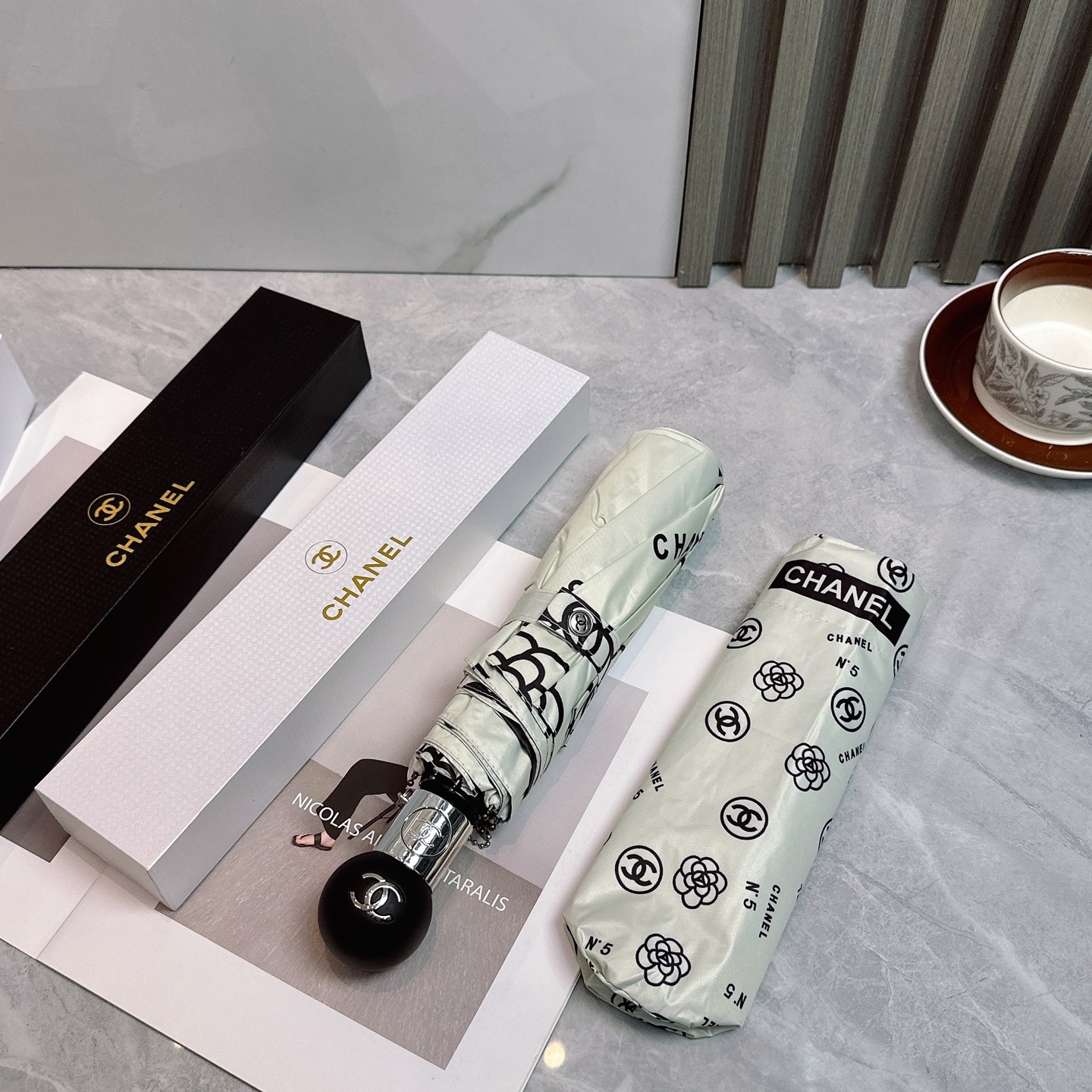 CHANEL（香奈儿）夏季新款 全自动折叠晴雨伞 
黑色涂层防晒有效阻隔紫外线99%，UPF>50 
