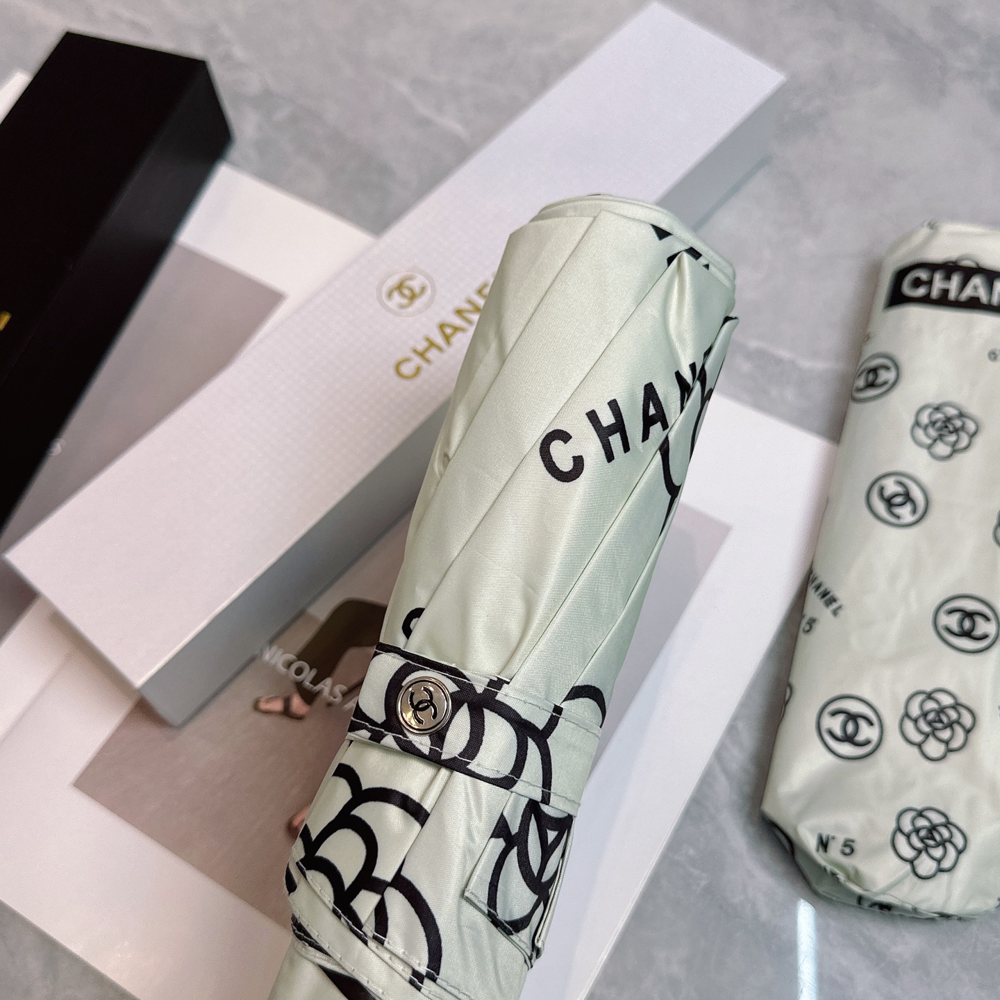  CHANEL（香奈儿）夏季新款 全自动折叠晴雨伞 
黑色涂层防晒有效阻隔紫外线99%，UPF>50 
