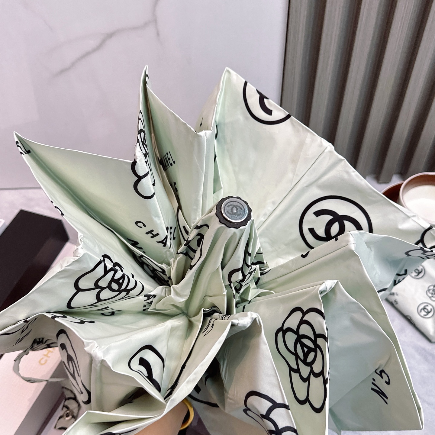  CHANEL（香奈儿）夏季新款 全自动折叠晴雨伞 
黑色涂层防晒有效阻隔紫外线99%，UPF>50 
