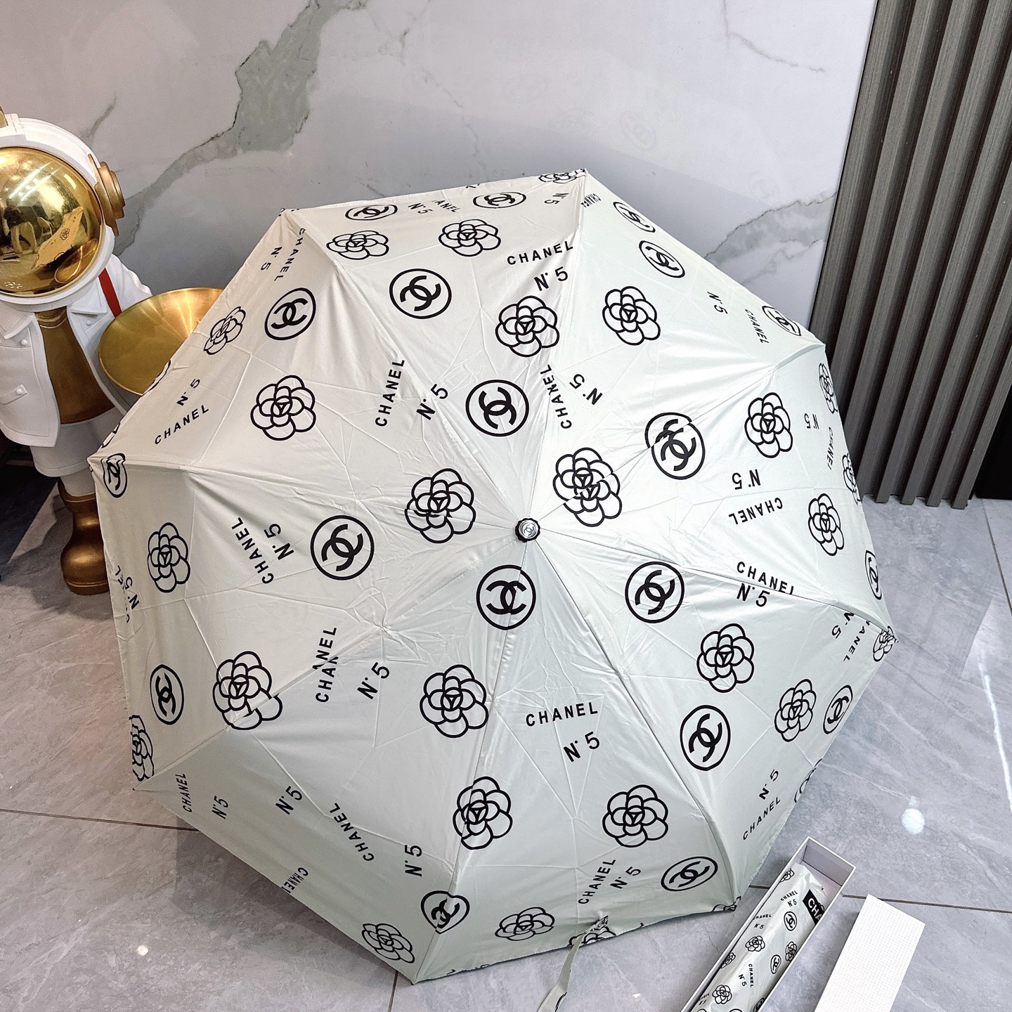  CHANEL（香奈儿）夏季新款 全自动折叠晴雨伞 
黑色涂层防晒有效阻隔紫外线99%，UPF>50 
