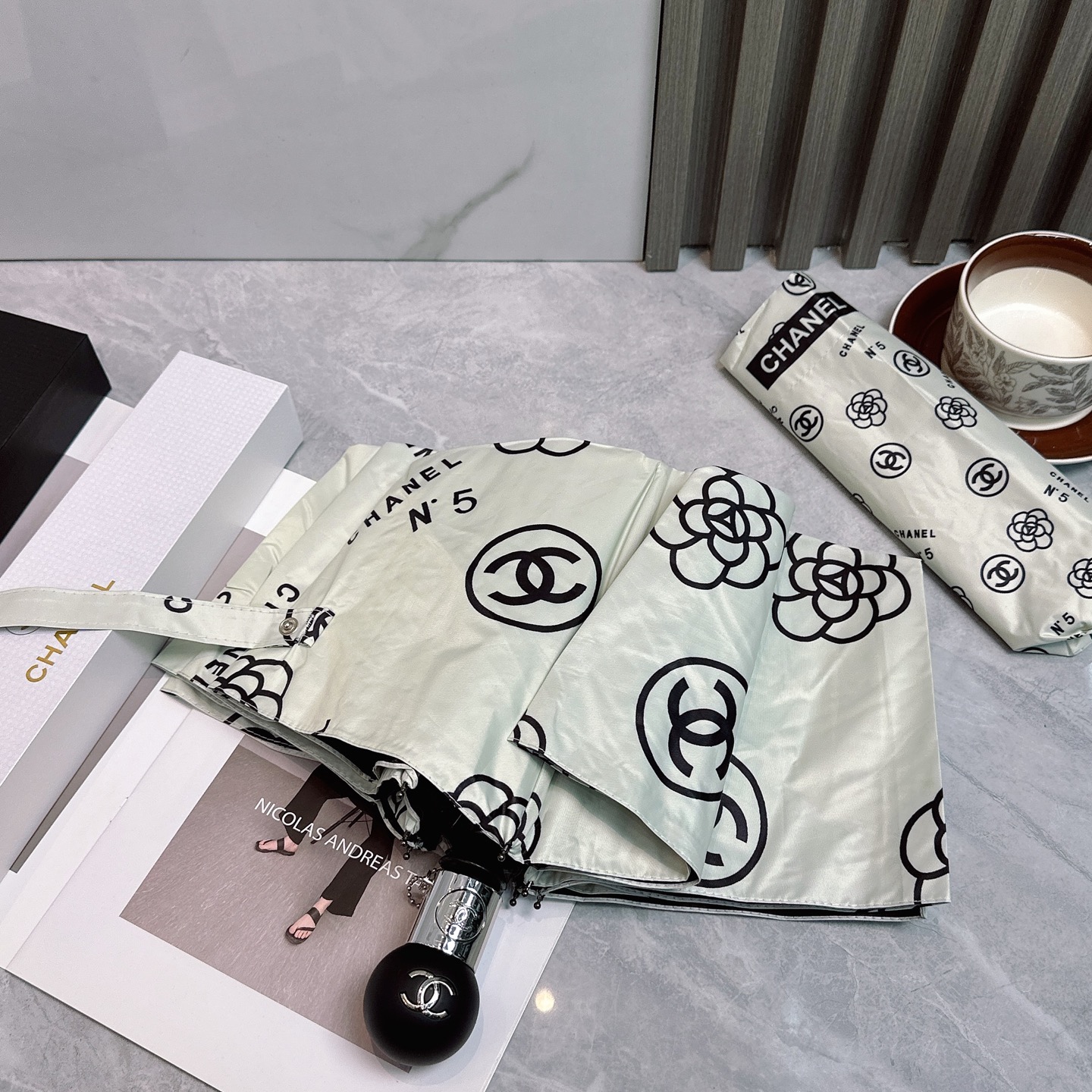  CHANEL（香奈儿）夏季新款 全自动折叠晴雨伞 
黑色涂层防晒有效阻隔紫外线99%，UPF>50 
