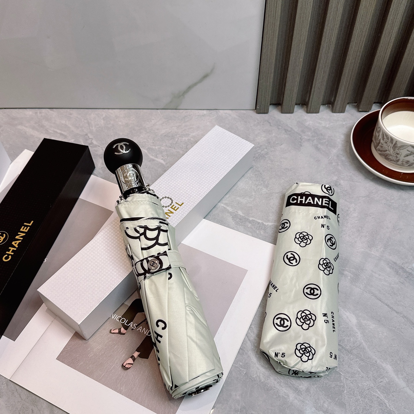  CHANEL（香奈儿）夏季新款 全自动折叠晴雨伞 
黑色涂层防晒有效阻隔紫外线99%，UPF>50 
