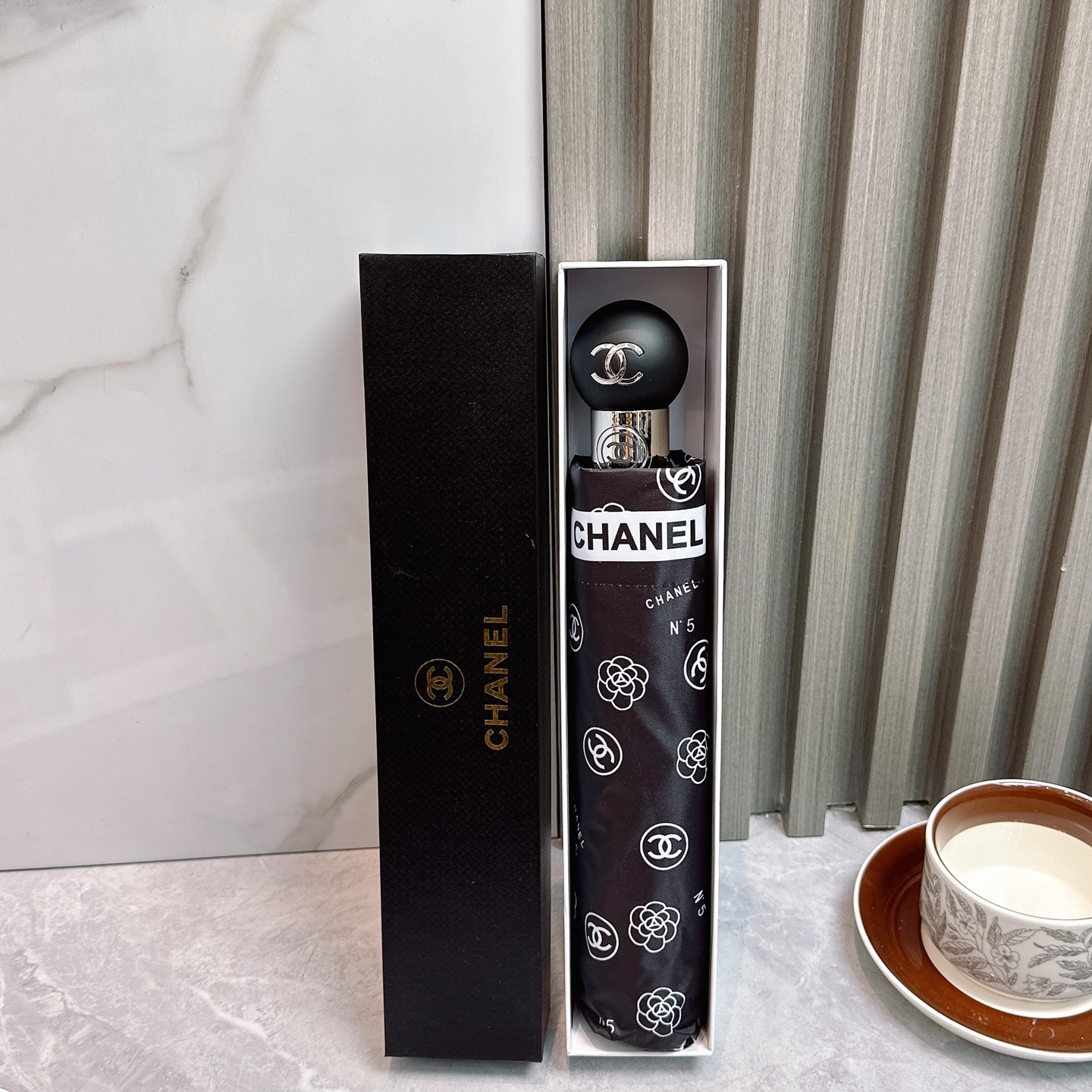  CHANEL（香奈儿）夏季新款 全自动折叠晴雨伞 
黑色涂层防晒有效阻隔紫外线99%，UPF>50 
