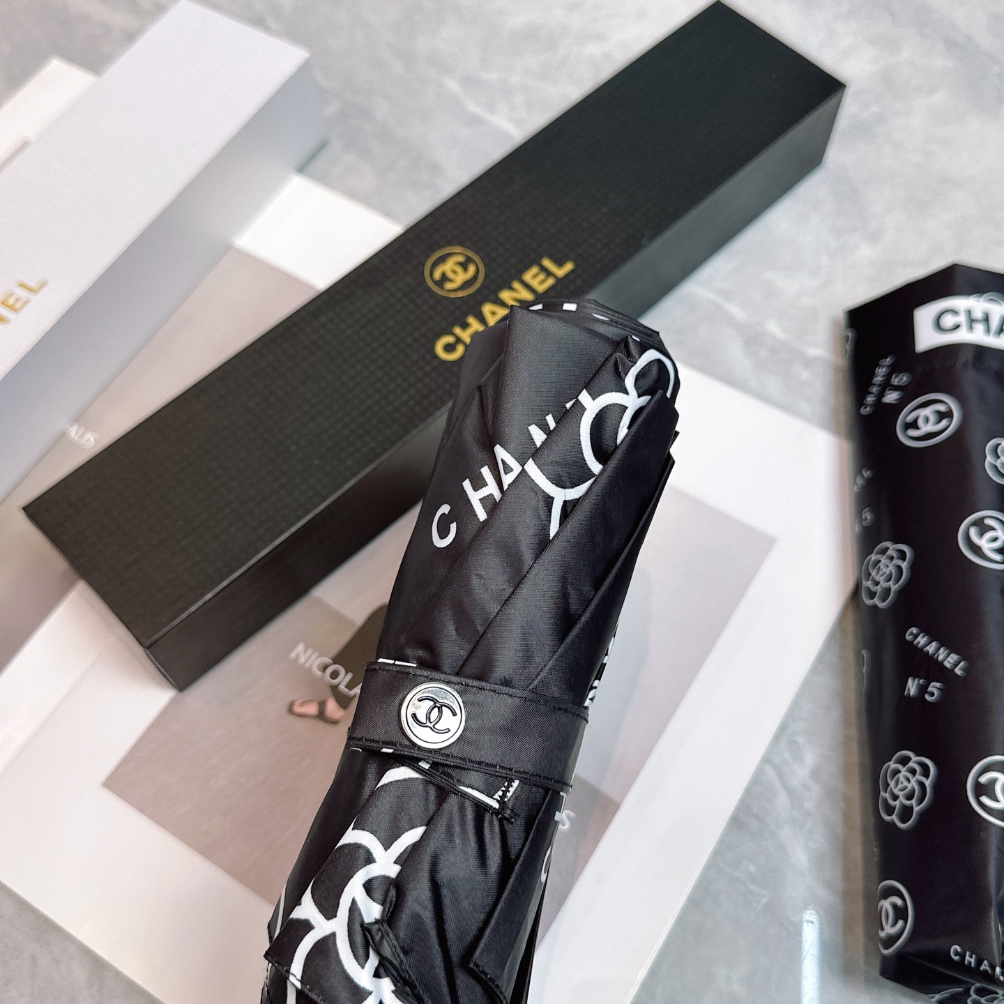  CHANEL（香奈儿）夏季新款 全自动折叠晴雨伞 
黑色涂层防晒有效阻隔紫外线99%，UPF>50 
