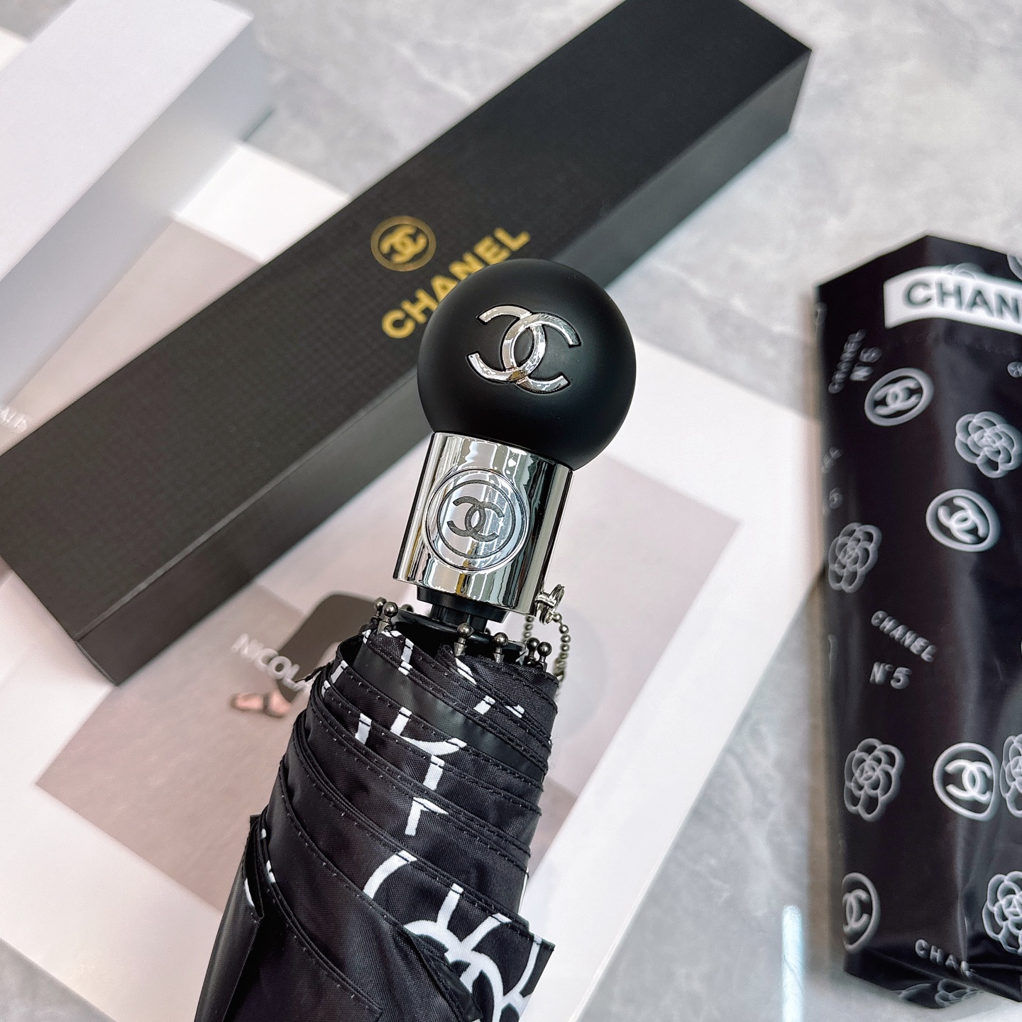  CHANEL（香奈儿）夏季新款 全自动折叠晴雨伞 
黑色涂层防晒有效阻隔紫外线99%，UPF>50 
