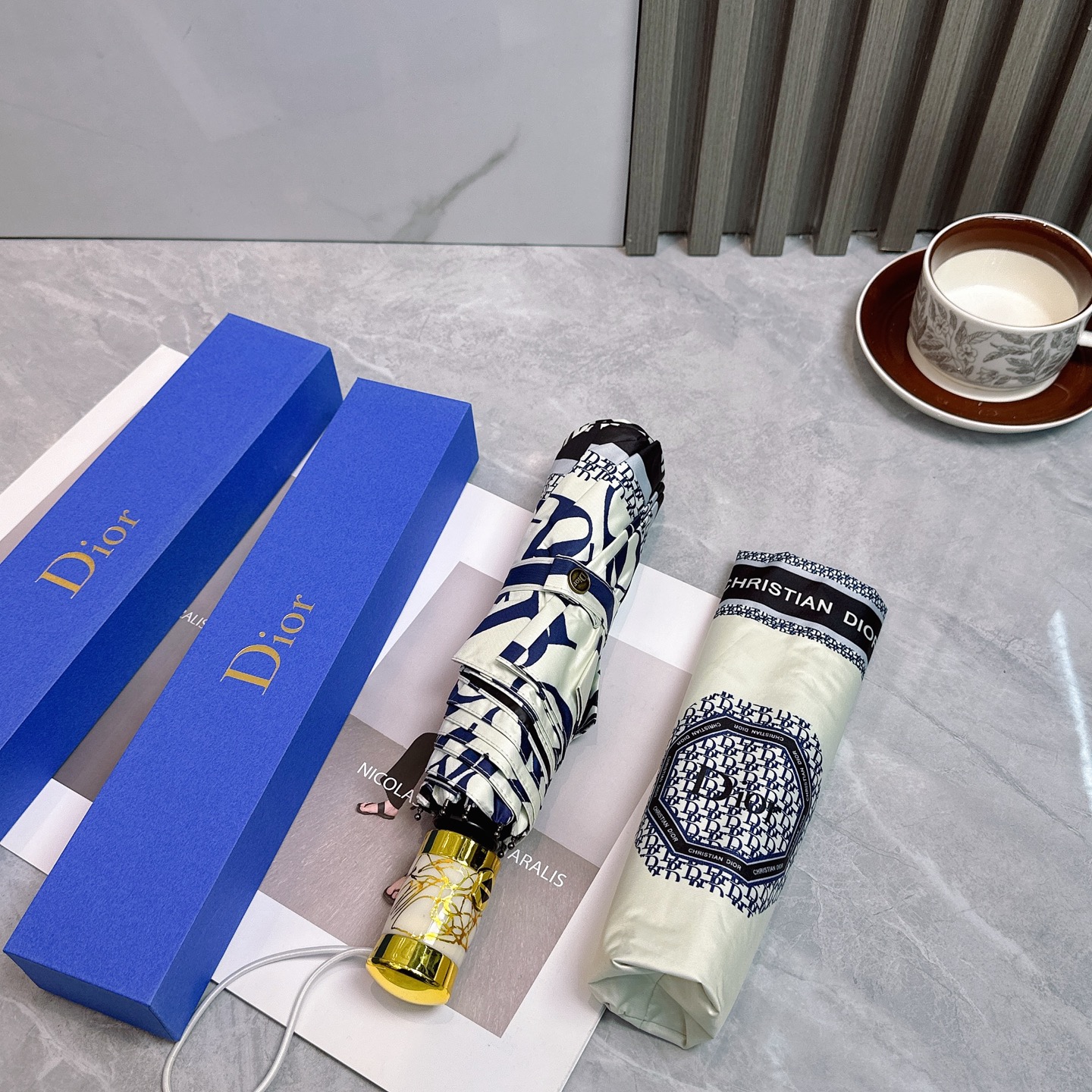  迪奥Dior 三折防晒睛雨伞🔥🔥 夏季新款 全自动折叠晴雨伞 
内里黑色涂层防晒有效阻隔紫外线99%，