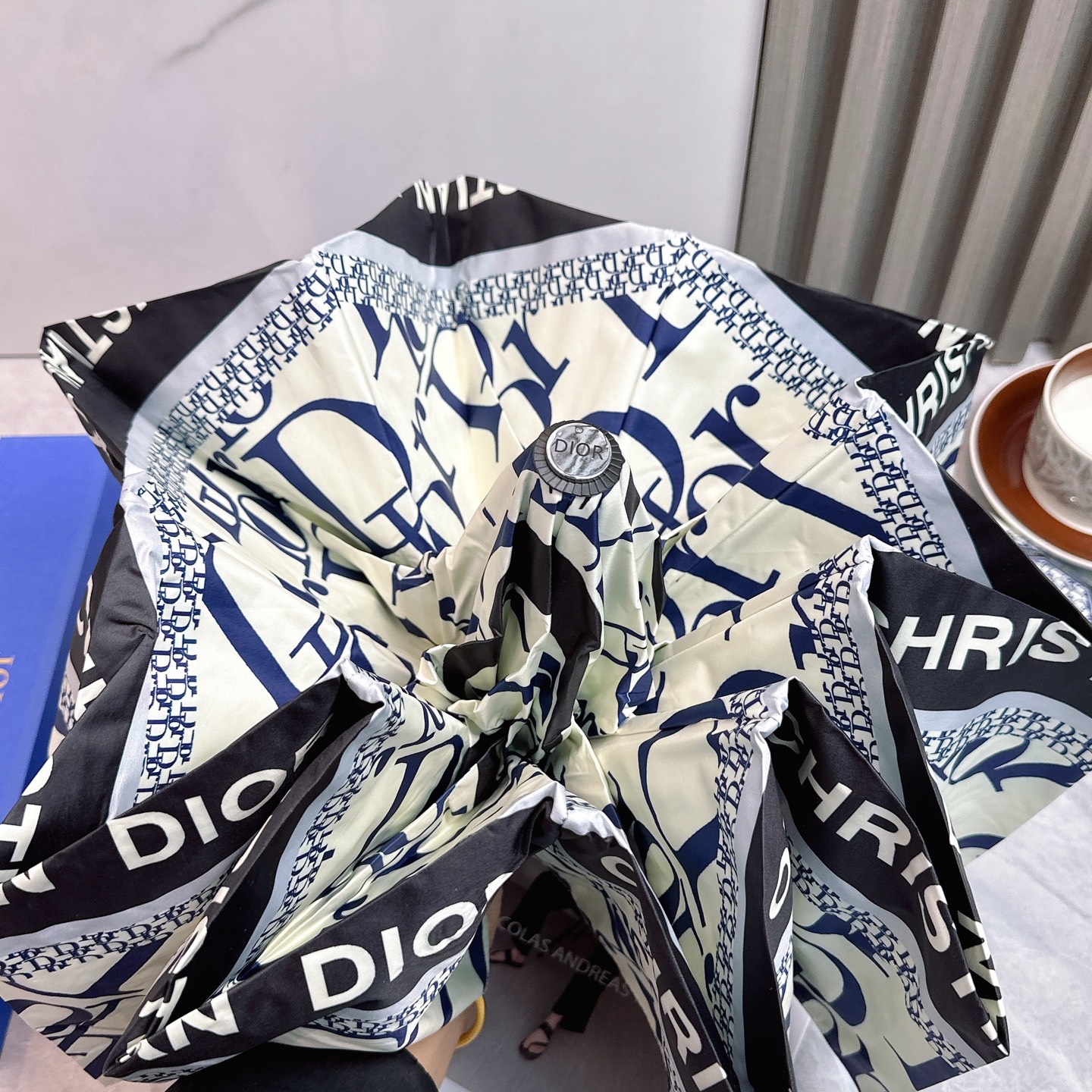  迪奥Dior 三折防晒睛雨伞🔥🔥 夏季新款 全自动折叠晴雨伞 
内里黑色涂层防晒有效阻隔紫外线99%，
