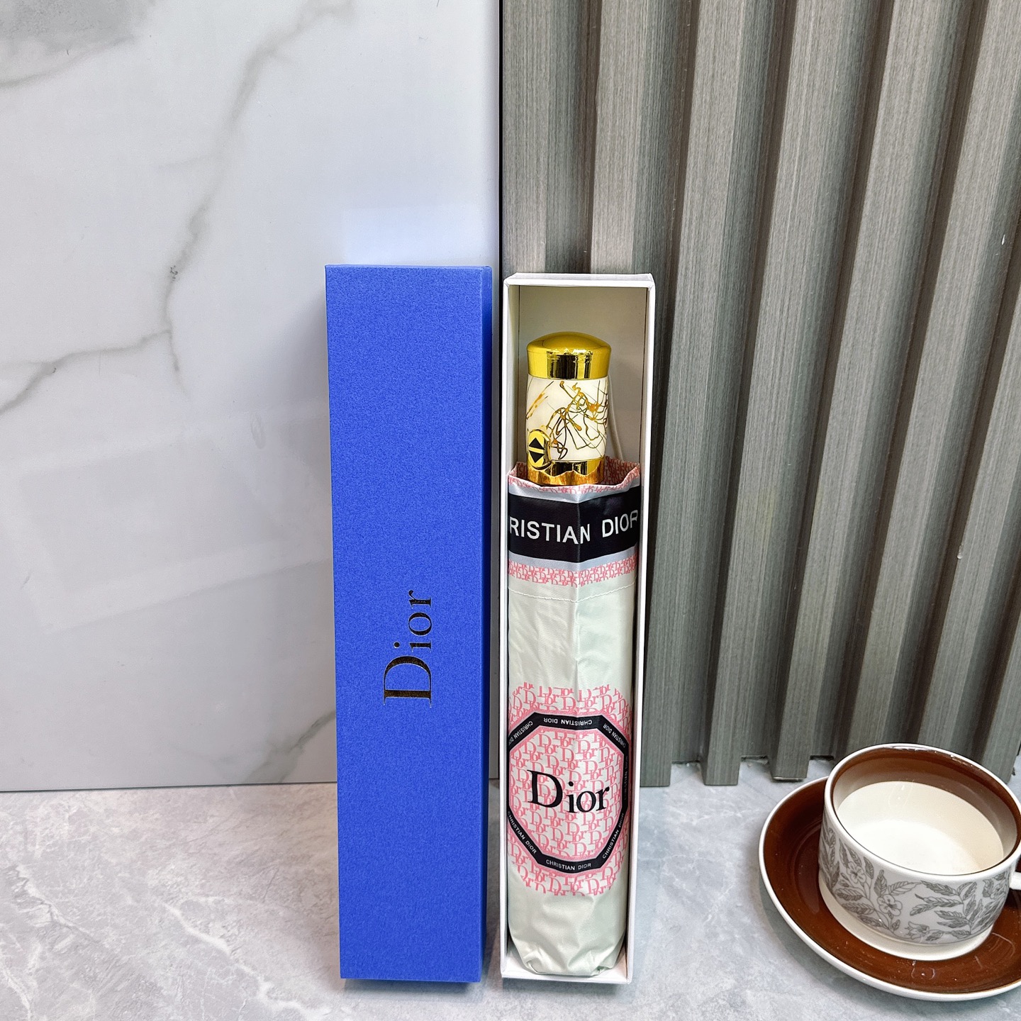  迪奥Dior 三折防晒睛雨伞🔥🔥 夏季新款 全自动折叠晴雨伞 
内里黑色涂层防晒有效阻隔紫外线99%，