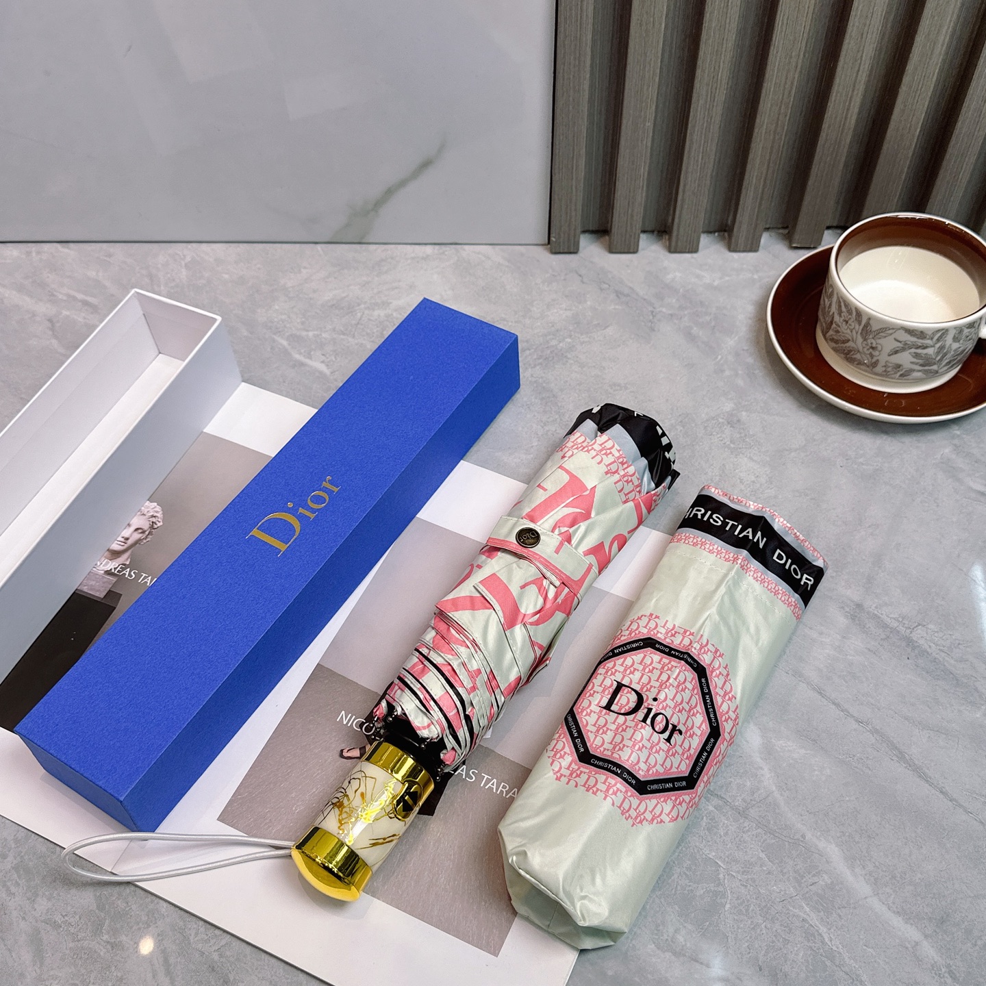  迪奥Dior 三折防晒睛雨伞🔥🔥 夏季新款 全自动折叠晴雨伞 
内里黑色涂层防晒有效阻隔紫外线99%，