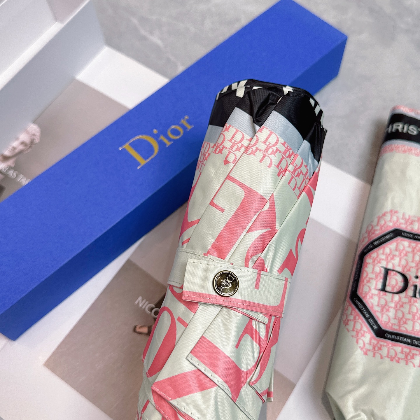  迪奥Dior 三折防晒睛雨伞🔥🔥 夏季新款 全自动折叠晴雨伞 
内里黑色涂层防晒有效阻隔紫外线99%，