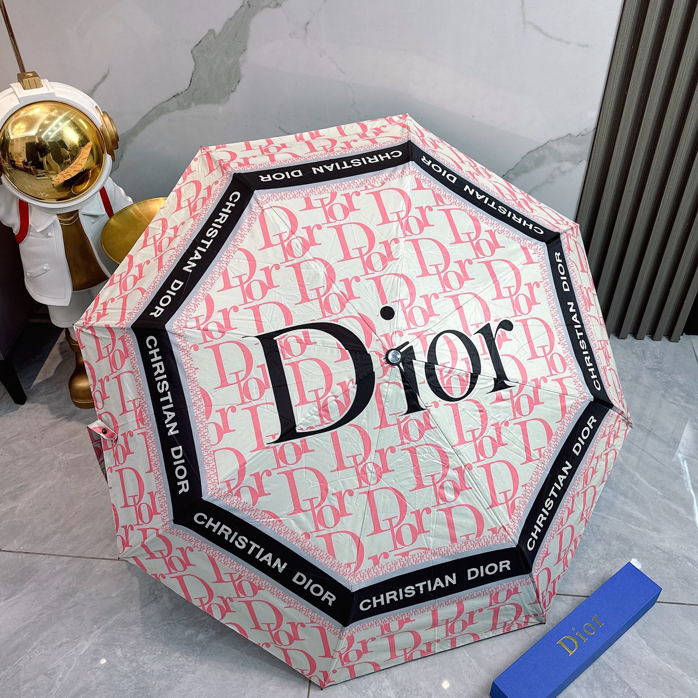  迪奥Dior 三折防晒睛雨伞🔥🔥 夏季新款 全自动折叠晴雨伞 
内里黑色涂层防晒有效阻隔紫外线99%，