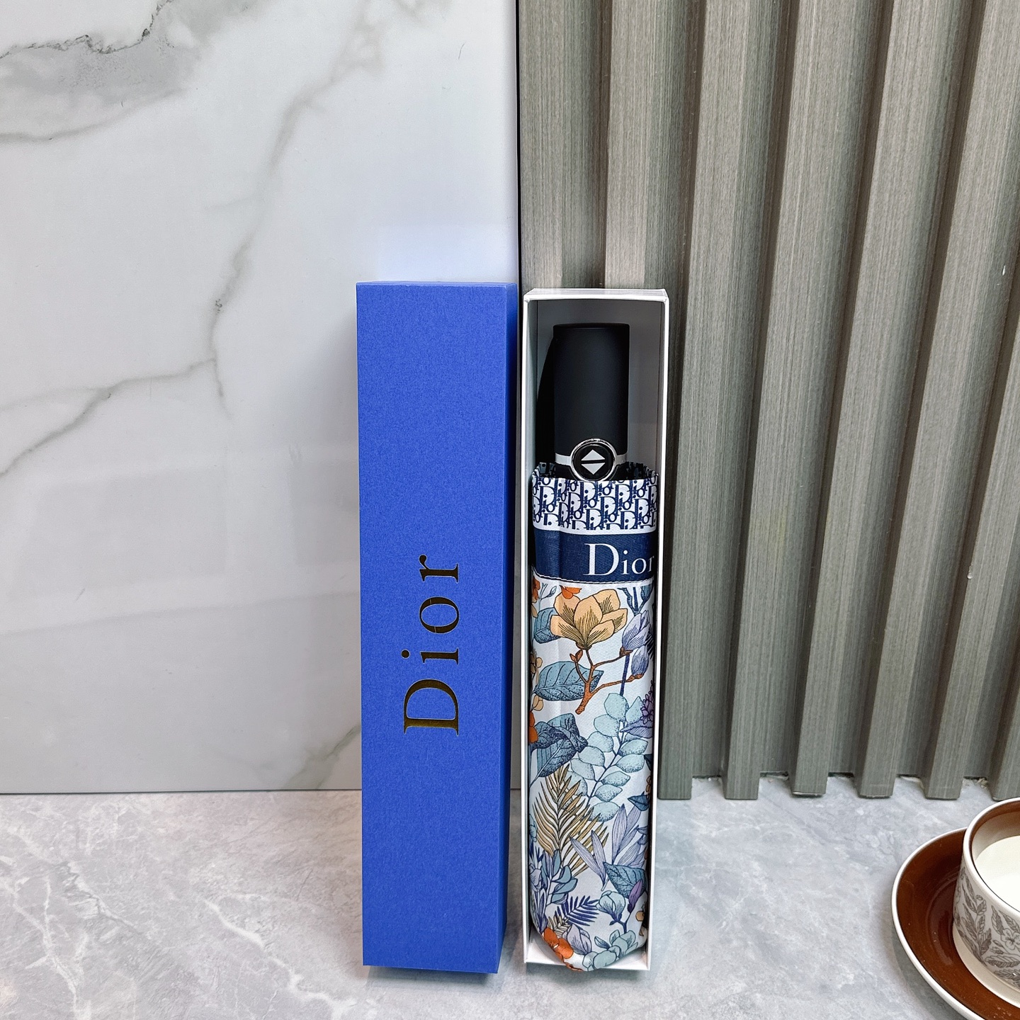  迪奥Dior 三折防晒睛雨伞🔥🔥 夏季新款 全自动折叠晴雨伞 
内里黑色涂层防晒有效阻隔紫外线99%，
