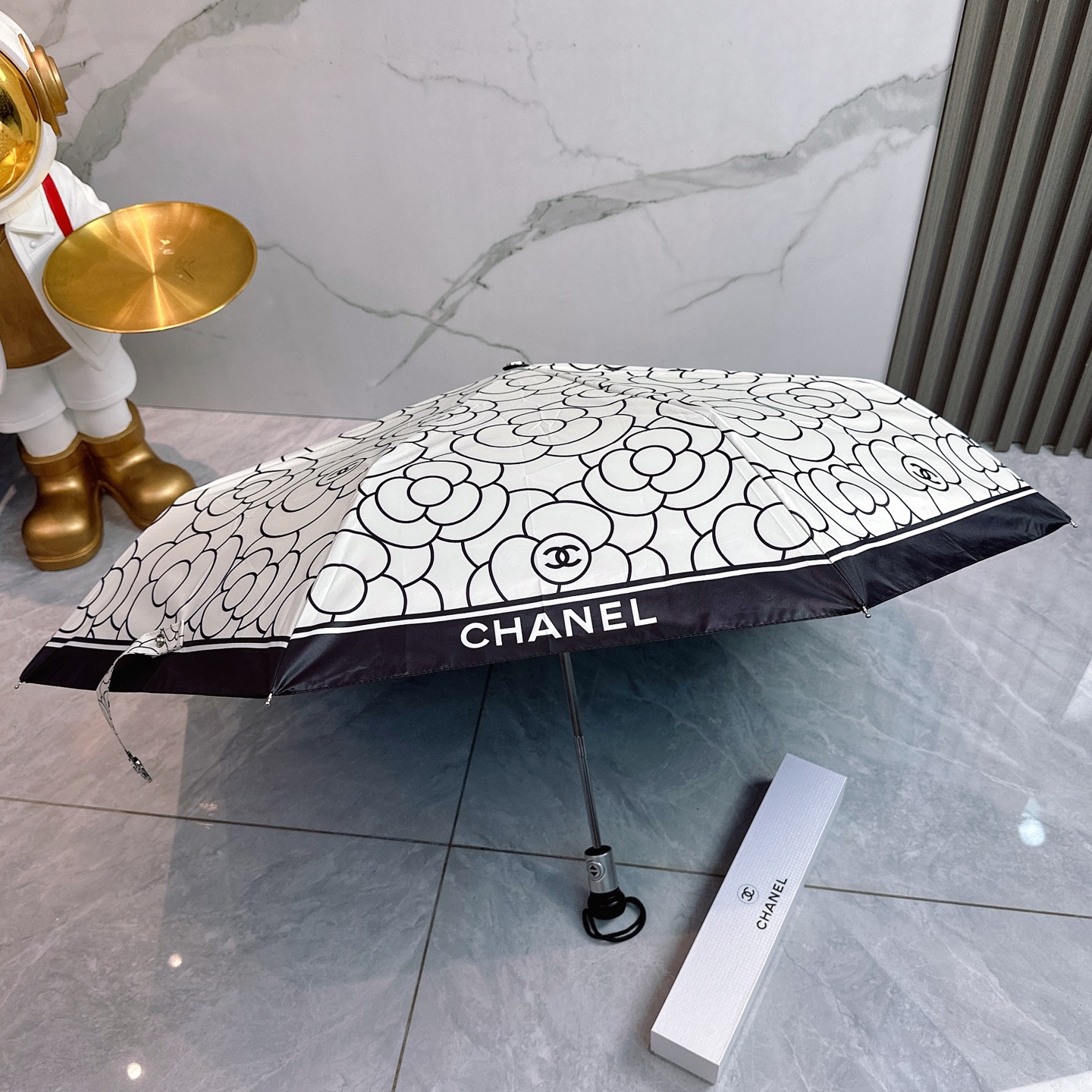  CHANEL（香奈儿）2025夏季新款 全自动折叠晴雨伞 
黑色涂层防晒有效阻隔紫外线99%，UPF>