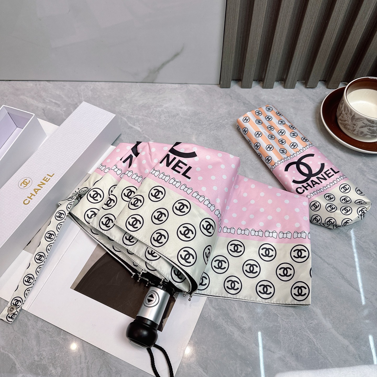 CHANEL（香奈儿）2025夏季新款 全自动折叠晴雨伞 
黑色涂层防晒有效阻隔紫外线99%，UPF>